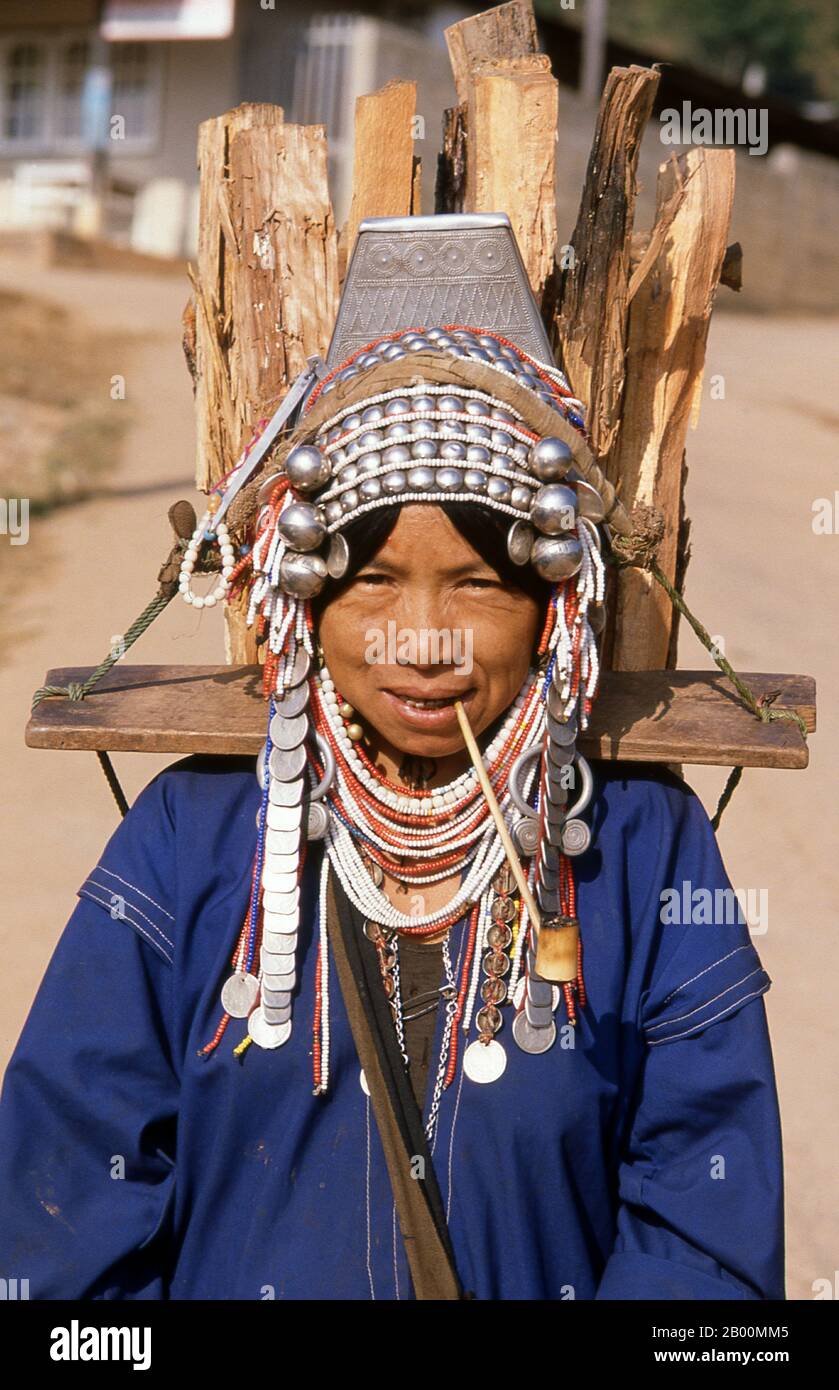 Thailand: Pfeifenraucher Akha Woman, Doi Mae Salong's (Santikhiri) am frühen Morgen Markt, Chiang Rai Provinz. Die Akha sind ein Hügelstamm von Subsistenzbauern, die für ihre Kunstfertigkeit bekannt sind. Die ethnische Gruppe mag vor etwa 1500 Jahren in der Mongolei entstanden sein. Die meisten der verbliebenen Akha-Völker sind heute in kleinen Dörfern zwischen den Bergen Chinas, Laos, Myanmar (Burma) und Nordthailand verteilt, wo sie zu den sechs wichtigsten Bergstämmen gehören. Die Akha begann in Thailand im frühen zwanzigsten Jahrhundert zu kommen und weiterhin zu einwandern, mit etwa 80,000 jetzt leben in Thailand. Stockfoto