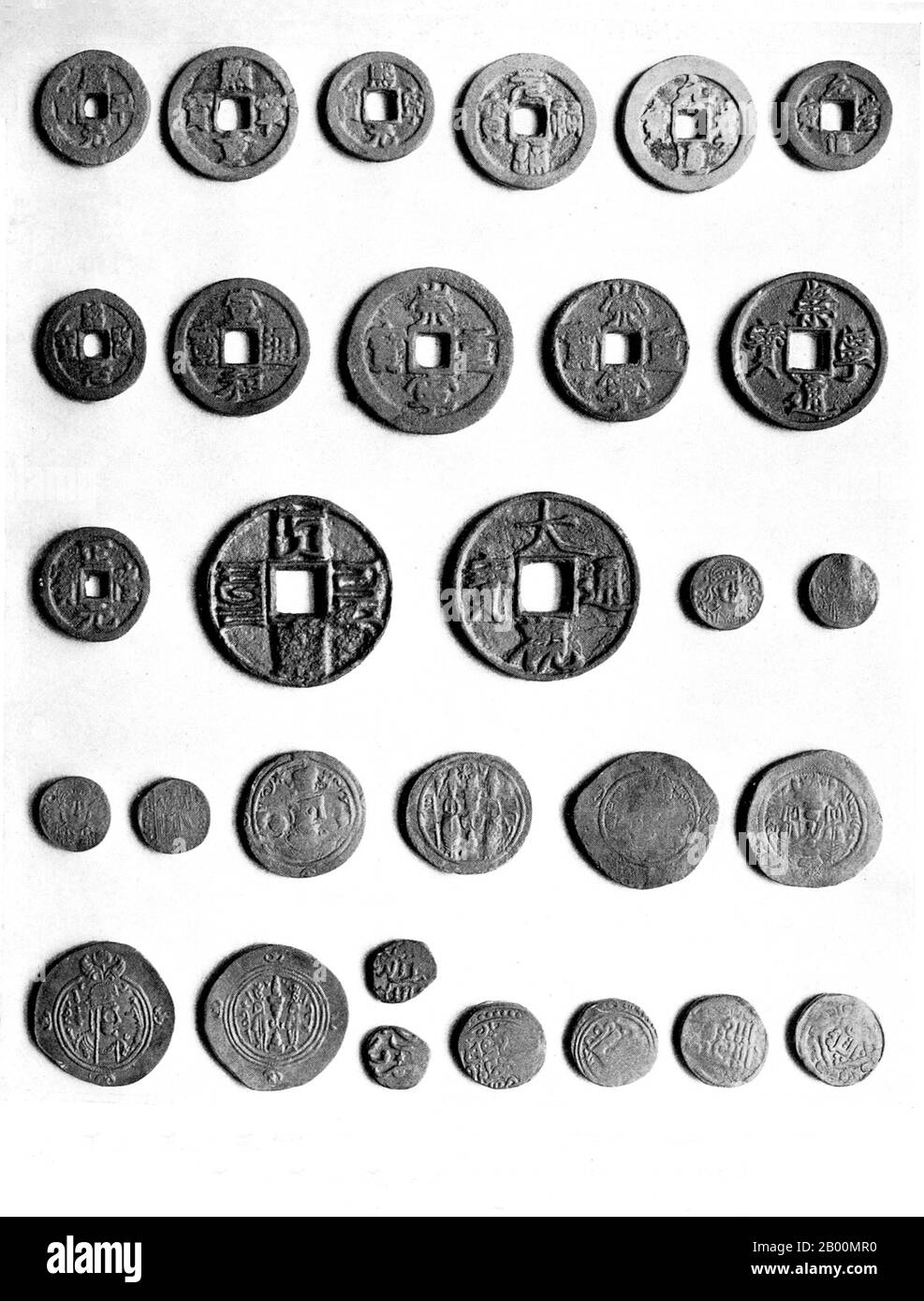 China: Mittelalterliche chinesische, byzantinische, sasanische und islamische Münzen aus Xinjiang. Die Astana Graves sind eine Reihe von unterirdischen Gräbern, die sich 6 km von der antiken Stadt Gaochang und 42 km von Turpan in Xinjiang, China, entfernt befinden. Die Gräber wurden von den Bewohnern von Gaochang, sowohl Bürger als auch Einheimische, für etwa 600 Jahre von 200 CE – 800 CE verwendet. Der Komplex umfasst 10 Quadratkilometer und enthält über 1,000 Gräber. Verschiedene Grundstücke für getrennte Kasten und Familien sind durch Schotterteiler gekennzeichnet. Aufgrund der trockenen Umgebung sind viele wichtige Artefakte am Grab gut erhalten. Stockfoto