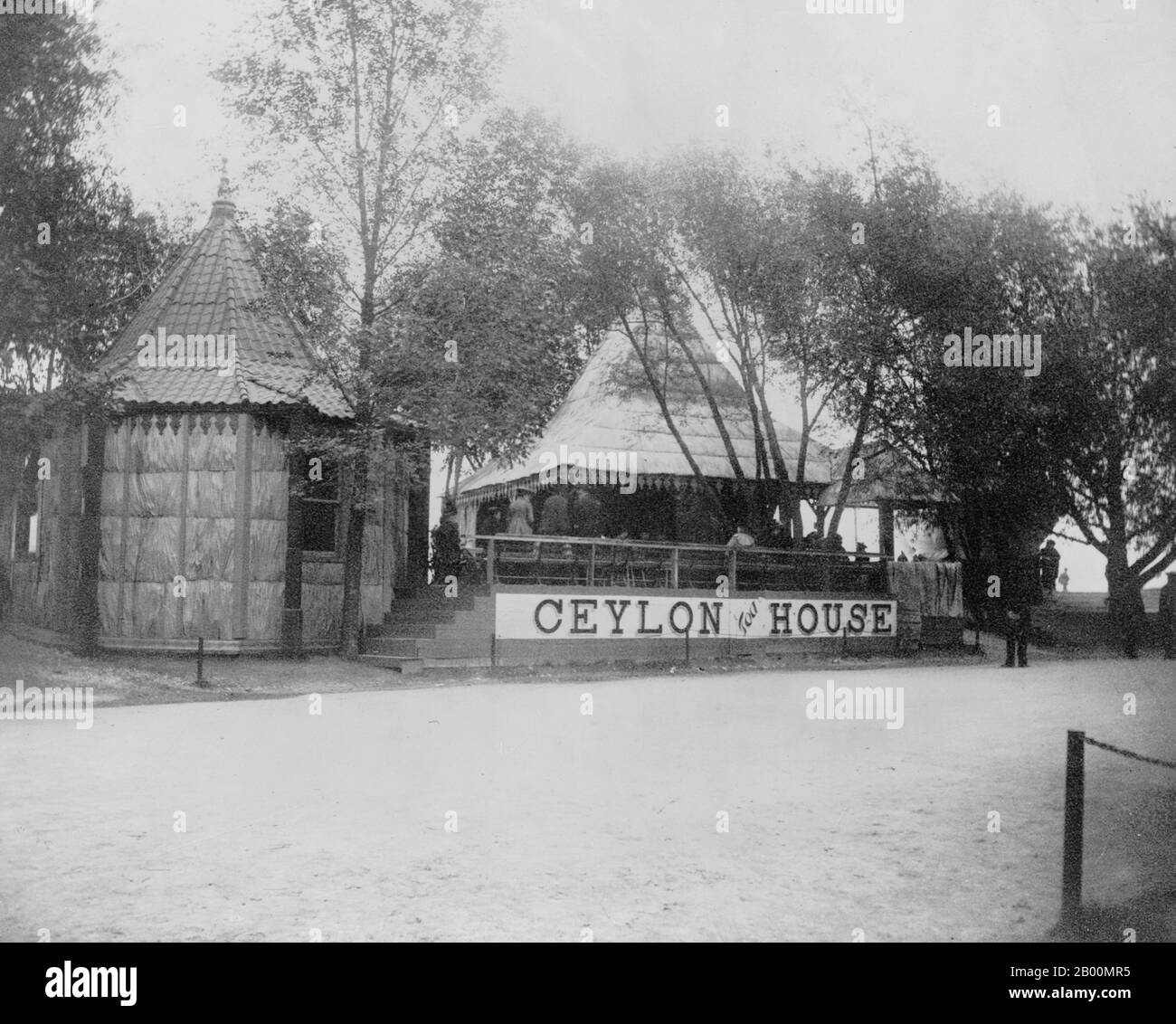 Sri Lanka: Das Teehaus Ceylon auf der Weltausstellung Kolumbian Exposition, Chicago 1893. Die Weltausstellung Kolumbiens (der offizielle Kurzname für die Weltausstellung Kolumbiens, auch bekannt als Chicago World's Fair) war eine Weltausstellung, die 1893 in Chicago stattfand, um den 400. Jahrestag der Ankunft von Christoph Kolumbus in der Neuen Welt im Jahr 1492 zu feiern. Chicago hat New York City, Washington, D.C., und St. Louis für die Ehre, Gastgeber der Messe. Die Messe hatte einen tiefgreifenden Einfluss auf Architektur, Kunst, Chicagos Selbstverständnis und amerikanischen Industrieoptimismus. Stockfoto