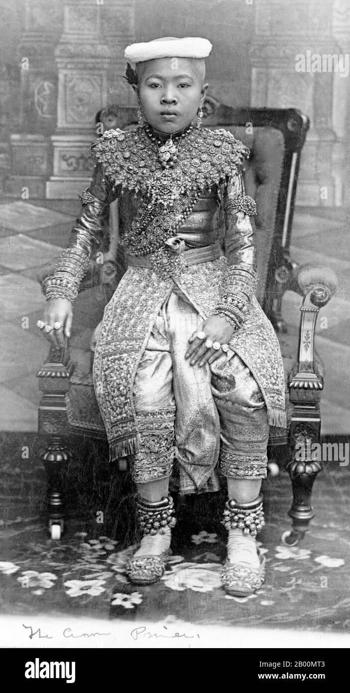 Thailand: Kronprinz Vajiravudh im königlichen Kleid c. 1892. Danach König Rama VI von Thailand (1910-25). Phra bat Somdet Phra Poramentharamaha Vajiravudh Phra Mongkut Klao Chao Yu Hua oder Rama VI. (1. Januar 1881 – 25. November 1925) war der sechste Monarch von Siam unter dem Haus von Chakri und regierte von 1910 bis zu seinem Tod. Vajiravudh ist bekannt für seine Bemühungen, den siamesischen Nationalismus zu schaffen und zu fördern. Seine Regierungszeit war geprägt von Siams Bewegung weiter in Richtung Demokratie und minimale Teilnahme am Ersten Weltkrieg Stockfoto