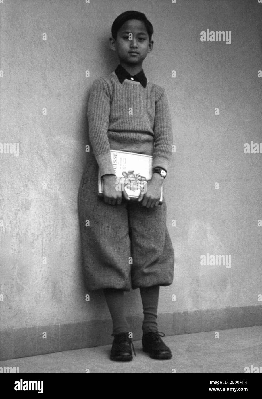 Thailand: Der zukünftige König Ananda Mahidol (Rama VIII) als junger Prinz, der in der Schweiz studiert. Ananda Mahidol (20. September 1925–9. Juni 1946) war der achte Monarch Thailands unter dem Haus Chakri. Im März 1935 wurde er von der Nationalversammlung als König anerkannt. Er war ein neunjähriger Junge, der zu dieser Zeit in der Schweiz lebte. Im Dezember 1945 kehrte er nach Thailand zurück. Am 9. Juni 1946 wurde der König nur vier Tage vor seiner Rückkehr in die Schweiz erschossen in seinem Schlafzimmer in der Thronhalle Boromphiman (einem modernen Wohnpalais im Großen Palast) aufgefunden. Stockfoto