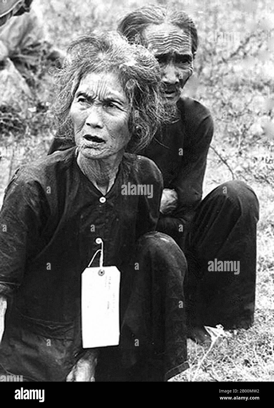 Vietnam: Ältere vietnamesische Bauern verdächtigt, Kommunisten unter Inhaftierung der US-Streitkräfte zu sein, 1966. Der zweite Indochina-Krieg, in Amerika als Vietnamkrieg bekannt, war ein militärischer Konflikt aus der Zeit des Kalten Krieges, der in Vietnam, Laos und Kambodscha vom 1. November 1955 bis zum Fall von Saigon am 30. April 1975 stattfand. Dieser Krieg folgte dem ersten Indochina-Krieg und wurde zwischen Nordvietnam, unterstützt von seinen kommunistischen Verbündeten, und der Regierung von Südvietnam, unterstützt von den USA und anderen antikommunistischen Nationen, geführt. Stockfoto