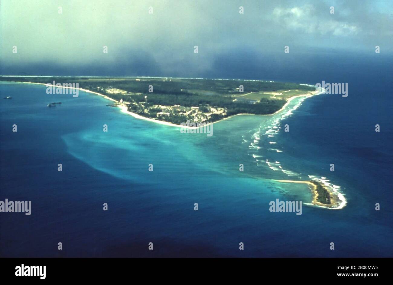 BIOT (Britisches Territorium im Indischen Ozean): Diego Garcia Base. Das Britische Territorium im Indischen Ozean (BIOT) oder Chagos-Inseln (früher die Ölinseln) ist ein Überseegebiet des Vereinigten Königreichs, das im Indischen Ozean liegt, auf halbem Weg zwischen Afrika und Indonesien. Das Gebiet umfasst eine Gruppe von sieben Atollen, die mehr als 60 einzelne Inseln umfassen und etwa 500 Kilometer (310 Meilen) südlich des Archipels der Malediven liegen. Die größte Insel ist Diego Garcia (Fläche 44 km Quadrat), der Ort einer gemeinsamen militärischen Anlage des Vereinigten Königreichs und der Vereinigten Staaten. Stockfoto