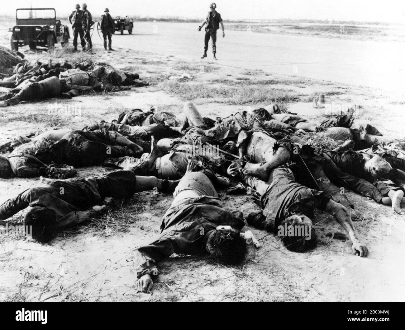 Vietnam: Leichen toter NLF (Viet Cong)-Guerillas, die auf dem Flughafen Tan Son Nhat in Saigon aufgeschichtet wurden, Februar 1968. Die Tet-Offensive war eine militärische Kampagne während des Zweiten Indochina-Krieges, der am 31. Januar 1968 begann. Die Streitkräfte der Nationalen Befreiungsfront für Südvietnam (NLF, oder Viet Cong) und der Volksarmee Vietnams (der nordvietnamesischen Armee) kämpften gegen die Streitkräfte der Republik Vietnam (Südvietnam), der Vereinigten Staaten und ihrer Verbündeten. Stockfoto