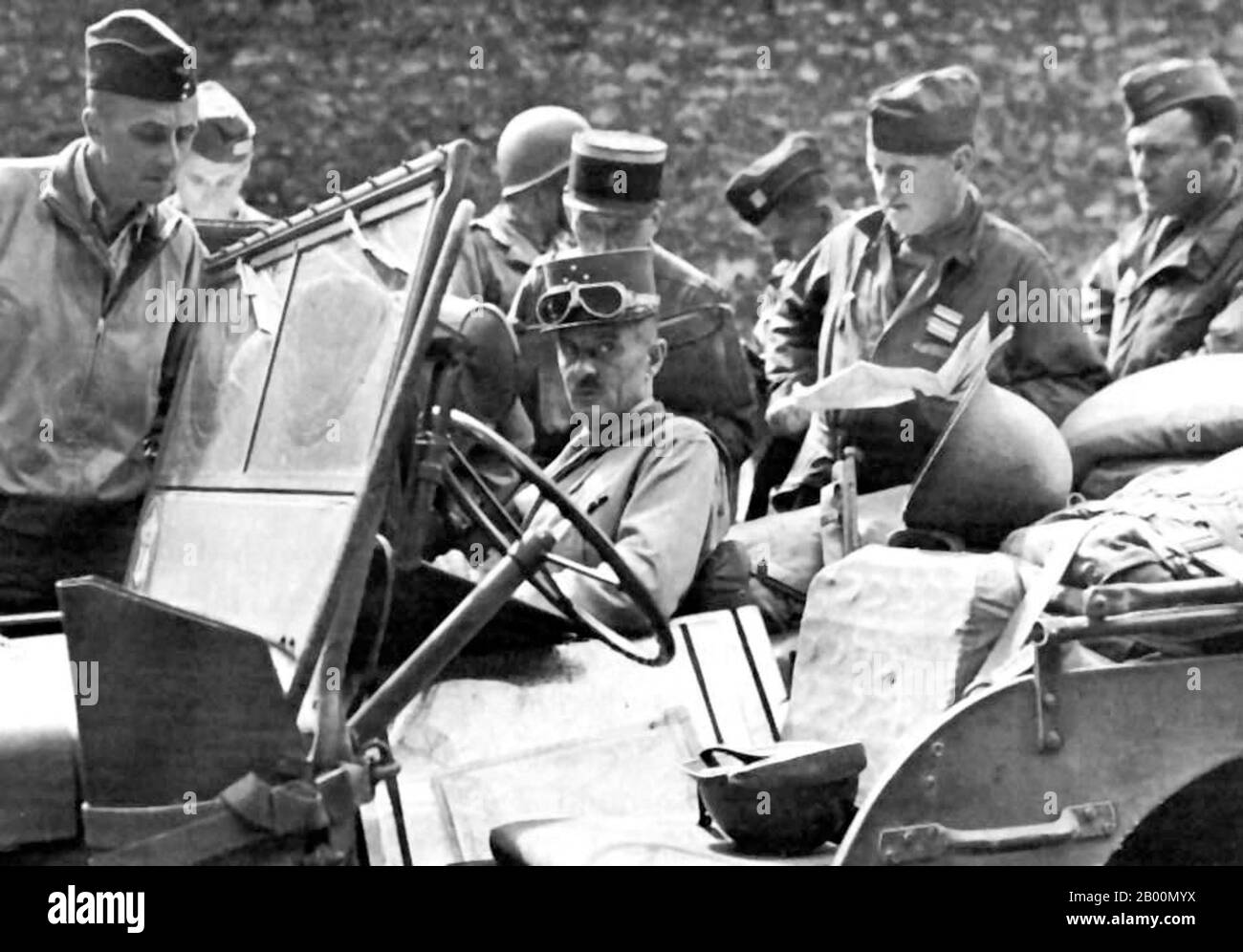 Indochina: General Philippe Leclerc (1902-47) französischer Kommandant in Indochina 1945-47. Der erste Indochinakrieg (auch bekannt als französischer Indochinakrieg, Antifranzösischer Krieg, Franco-Vietnamesischer Krieg, Franco-Vietminh-Krieg, Indochinakrieg, schmutziger Krieg in Frankreich und Antifranzösischer Widerstandskrieg im heutigen Vietnam) wurde vom 19. Dezember 1946 bis zum 1. August 1954 in der französischen Indochinakriege geführt. Zwischen dem französischen Fernen Osten Expeditionskorps der Französischen Union, angeführt von Frankreich und unterstützt von der vietnamesischen Nationalarmee von Kaiser Bảo Đại gegen die Việt Minh, angeführt von Hồ Chí Minh und Võ Nguyên Giáp. Stockfoto