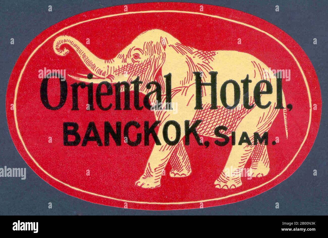 Thailand: Vintage Gepäckaufkleber vom Oriental Hotel, Bangkok. Als Siam nach der Unterzeichnung des Bowring-Vertrages für den Außenhandel geöffnet wurde, benötigten die Seeleute, die die Schiffe bemannten, die diesen Handel zwar Bangkok überbrachten, Unterkunft an Land. Um dieser Nachfrage gerecht zu werden, Kapitän Dyers, ein Amerikaner, und sein Partner J.E. Barnes eröffnete ein Hotel namens Oriental Hotel. Es war das erste Hotel in Siam. Das brannte 1865 ab. Einige Jahre später eröffnete eine Partnerschaft dänischer Kapitäne ein Ersatzhotel. Stockfoto