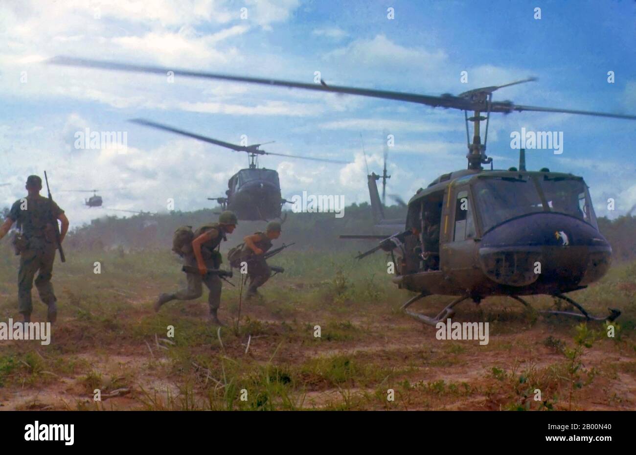 Vietnam: Huey UH-1D Helicopters spielten eine wichtige Rolle bei den Land- und Luftoperationen des US-Militärs. Hier UH-1Ds Luftlift Mitglieder des 2. Bataillons, 14. Infanterie-Regiment von einem Rubber Plantation Area zu einem neuen Einsatzgebiet während einer Such-und Zerstörungsmission nordöstlich von Cu Chi, Süd-Vietnam, 1966 durchgeführt. Stockfoto