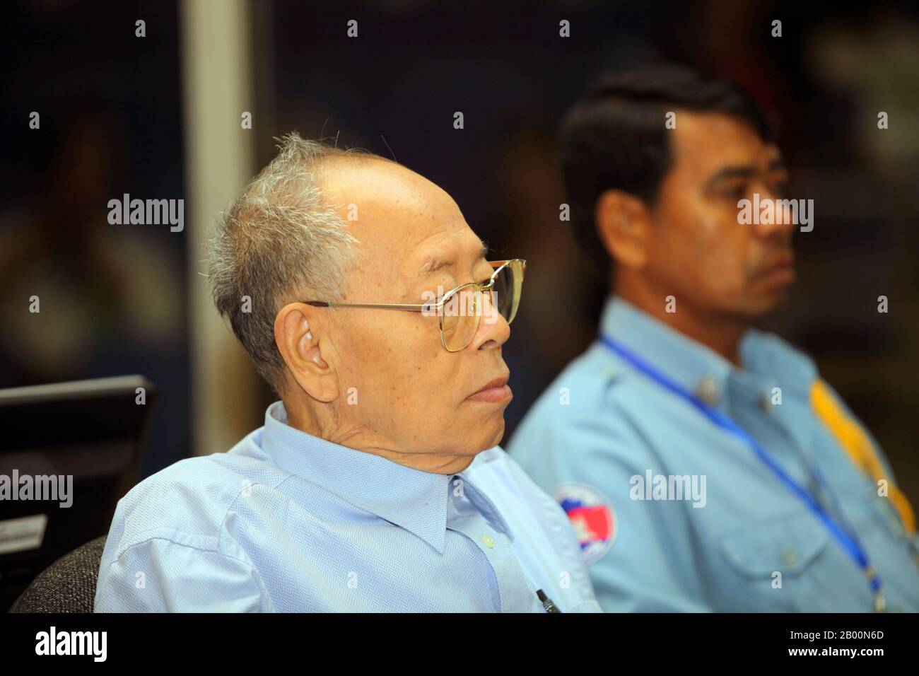 Kambodscha: Ieng Sary (1924-), stellvertretender Premierminister und Außenminister des Demokratischen Kampuchea (Khmer Rouge Cambodia) vor Gericht wegen Verbrechen gegen die Menschlichkeit, Phnom Penh, 2010. Foto: ECCC Pool/Mak Remissa (CC BY 2.0 License) Ieng Sary (geboren am 24. Oktober 1924) war eine mächtige Figur in den Khmer Rouge. Von 1975 bis 1979 war er stellvertretender Ministerpräsident und Außenminister des Demokratischen Kampuchea und bekleidete bis zu seiner Überstellung an die Regierung 1996 mehrere leitende Positionen in den Roten Khmer. Stockfoto