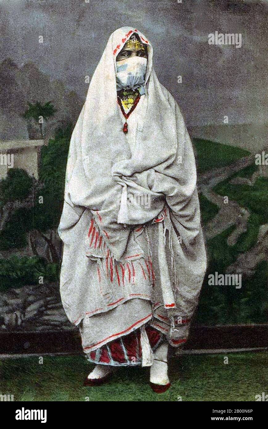 Algerien: Verschleierte arabische Frau, c. 1900. Foto einer verschleierten Frau - vermutlich Araber oder Beduinen - von Algerien, hergestellt als Souvenir für den entstehenden europäischen Tourismusmarkt. Stockfoto