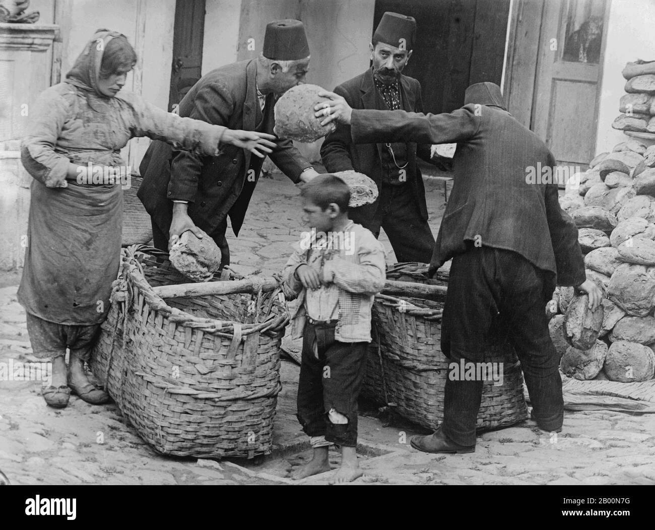 Armenien: Armenischer Völkermord, Flüchtlinge, die Brot vergehen c. 1918. Der armenische Völkermord bezieht sich auf die absichtliche und systematische Zerstörung der armenischen Bevölkerung des Osmanischen Reiches während und unmittelbar nach dem Ersten Weltkrieg. Er wurde durch Massenmassakre und Deportationen durchgeführt, Mit den Deportationen bestehend aus Zwangsmärschen unter Bedingungen, die zum Tod der Deportierten führen sollen. Die Gesamtzahl der daraus resultierenden armenischen Todesfälle liegt in der Regel zwischen eineinhalb Millionen. Stockfoto