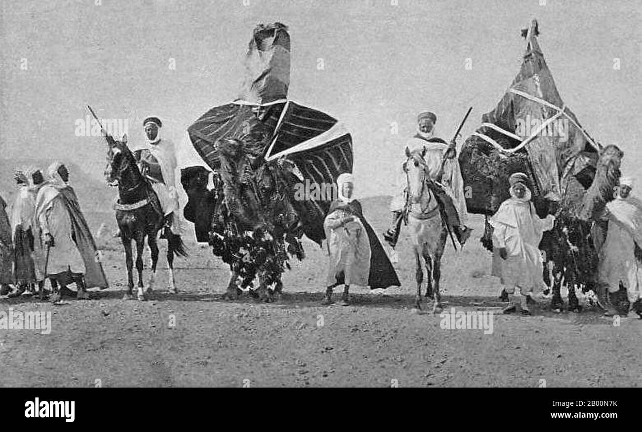 Algerien: Bewaffnete Berberreiter und Kamele in der Sahara, Anfang des 20. Jahrhunderts. Berber sind die indigenen Völker Nordafrikas westlich des Niltals. Sie werden unregelmäßig vom Atlantik bis zur Oase Siwa, in Ägypten und vom Mittelmeer bis zum Niger verteilt. Historisch gesprochen haben sie verschiedene Berbersprachen, die zusammen einen Zweig der afro-asiatischen Sprachfamilie bilden. Stockfoto