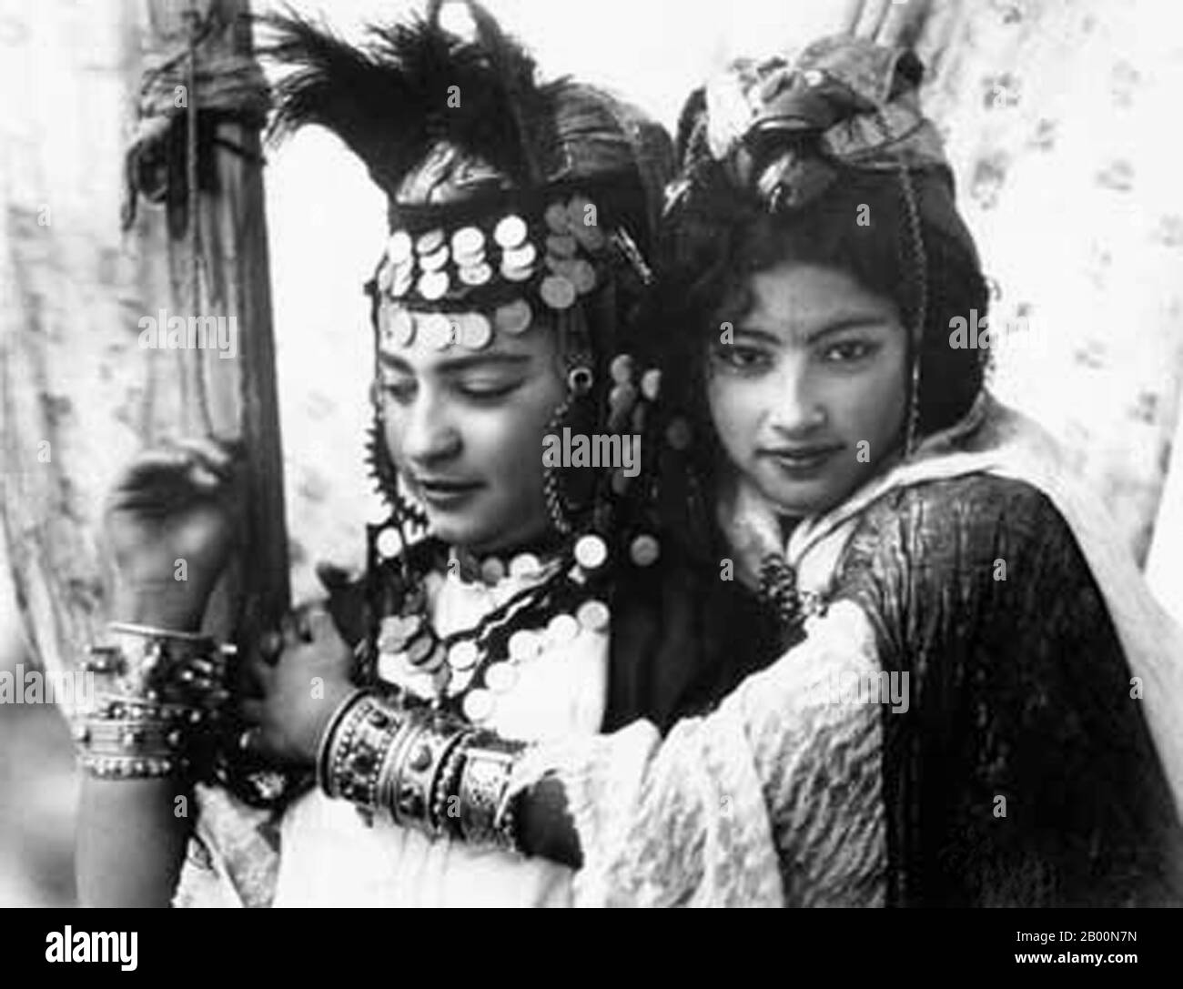 Algerien: Berberfrauen des gezoomten Nagelstammes. Foto von Rudolf Lehnert (1878-1948), 1904. Berber sind die indigenen Völker Nordafrikas westlich des Niltals. Sie werden unregelmäßig vom Atlantik bis zur Oase Siwa, in Ägypten und vom Mittelmeer bis zum Niger verteilt. Historisch gesprochen haben sie verschiedene Berbersprachen, die zusammen einen Zweig der afro-asiatischen Sprachfamilie bilden. Lehnert & Landrock: Rudolf Franz Lehnert (tschechisch) und Ernst Heinrich Landrock (deutsch) hatten vor dem Zweiten Weltkrieg eine Fotofirma mit Sitz in Tunis, Kairo und Leipzig Stockfoto