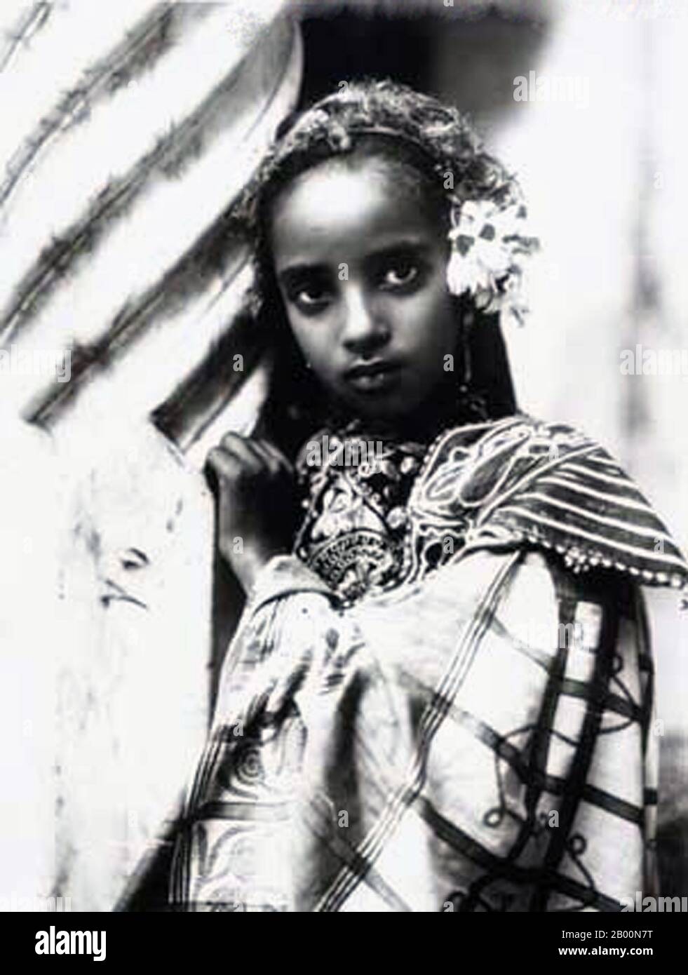 Algerien: Junge Berberin, Anfang des 20. Jahrhunderts. Berber sind die indigenen Völker Nordafrikas westlich des Niltals. Sie werden unregelmäßig vom Atlantik bis zur Oase Siwa, in Ägypten und vom Mittelmeer bis zum Niger verteilt. Historisch gesprochen haben sie verschiedene Berbersprachen, die zusammen einen Zweig der afro-asiatischen Sprachfamilie bilden. Stockfoto