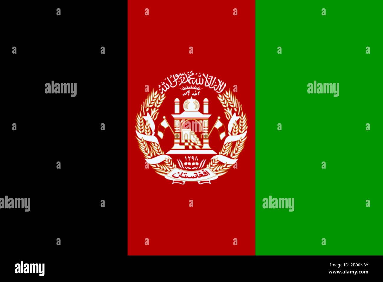 Afghanistan: Nationale Flagge der Islamischen Republik Afghanistan von 2004. Die Flagge Afghanistans wurde von der Übergangsregierung des Islamischen Übergangsstaates Afghanistan 2002–2004 angenommen. Diese Flagge ist ähnlich der Flagge, die in Afghanistan während der Monarchie zwischen 1930 und 1973 geflogen wurde. Der Unterschied ist die Hinzufügung der Shahadah (Islamisches Glaubensbekenntnis) an der Oberseite des Wappens (in Gold/Gelb) in der Mitte. Die neue Flagge wurde am 4. Januar 2004 angenommen. Die Flagge besteht aus drei Streifen in den Farben Schwarz, Rot und Grün. Stockfoto