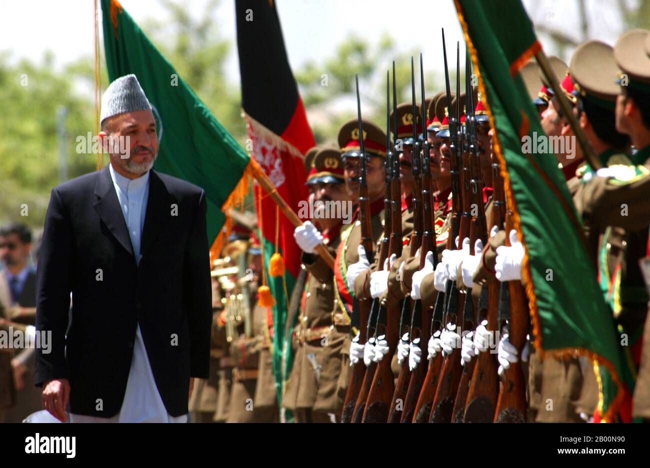 Afghanistan: Präsident der demokratischen Republik Afghanistan Hamid Karzai, Überprüfung der Truppen der afghanischen Nationalarmee, 23. Juli 2002. Foto von Bethann Hunt (United States Air Force). Hamid Karzai (24. Dezember 1957 - ) ist der 12. Und derzeitige Präsident Afghanistans und tritt am 7. Dezember 2004 sein Amt an. Nach der Absetzung des Taliban-Regimes Ende 2001 wurde er zu einer dominanten politischen Figur. Während der Internationalen Afghanistan-Konferenz im Dezember 2001 in Deutschland wurde Karzai von prominenten afghanischen Politikern für eine sechsmonatige Amtszeit als Vorsitzender der Interimsverwaltung ausgewählt. Stockfoto