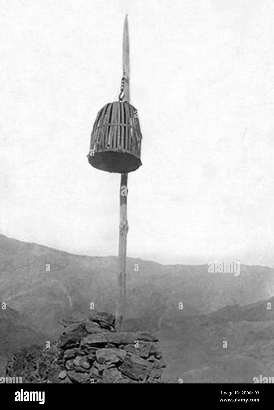 Afghanistan: Mannkäfig in Afghanistan c. 1921. Bis 1921 wurde die Banditerie in Afghanistan durch harte Strafen dramatisch eingeschränkt, wie in einem Käfig eingesperrt zu werden und an Hunger und Enthüllung zu sterben. Stockfoto