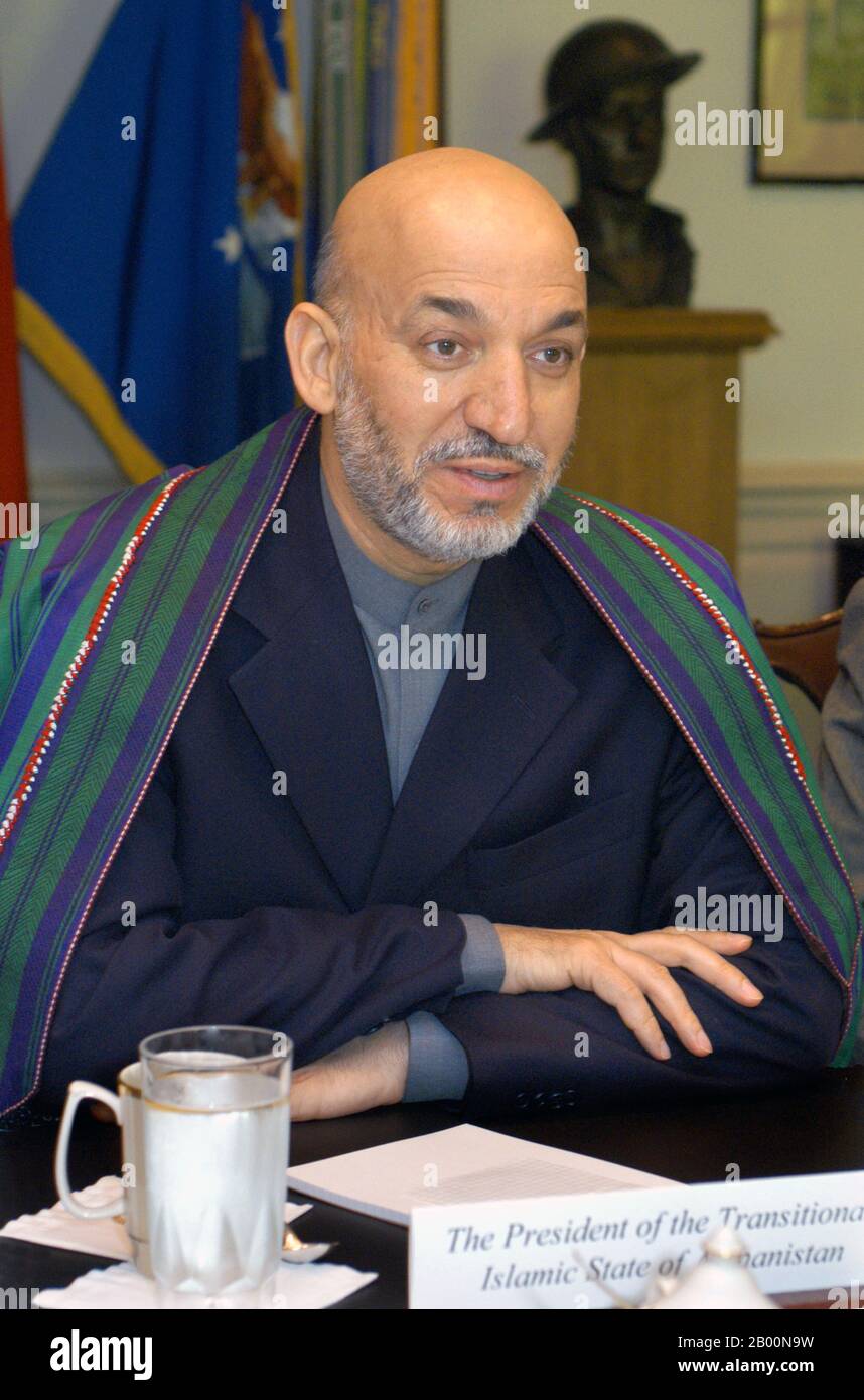Afghanistan: Präsident Hamid Karzai trifft am 14. Juni 2004 im Pentagon mit Verteidigungsminister Donald H. Rumsfeld zusammen. Foto von Robert D. ward. Hamid Karzai (24. Dezember 1957 - ) ist der 12. Präsident Afghanistans und tritt am 7. Dezember 2004 sein Amt an. Nach der Absetzung des Taliban-Regimes Ende 2001 wurde er zu einer dominanten politischen Figur. Während der Internationalen Afghanistan-Konferenz im Dezember 2001 in Deutschland wurde Karzai von prominenten afghanischen Politikern für eine sechsmonatige Amtszeit als Vorsitzender der Interimsverwaltung ausgewählt. Stockfoto