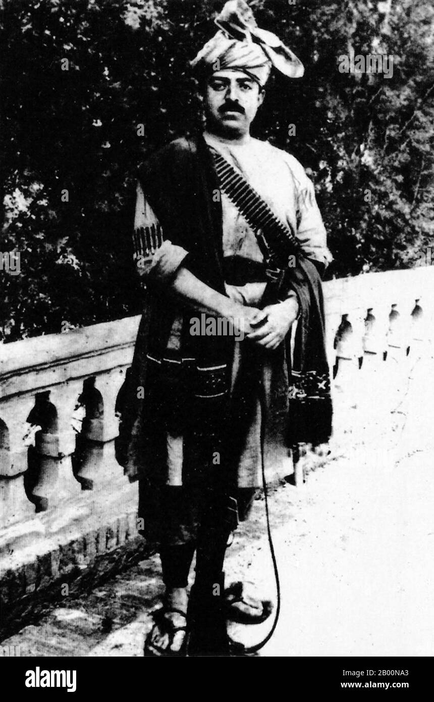 Afghanistan: Amanullah Khan (1. Juni 1892 – 25. April 1960) mit einem Gewehr, c. 1920er Jahre. Amanullah Khan (1. Juni 1892 – 25. April 1960) war von 1919 bis 1929 Herrscher des Emirats Afghanistan, zuerst als Amir und nach 1926 als Schah. Er führte Afghanistan zur Unabhängigkeit über seine Außenpolitik vom Vereinigten Königreich, und seine Herrschaft war von dramatischen politischen und sozialen Veränderungen geprägt. Stockfoto