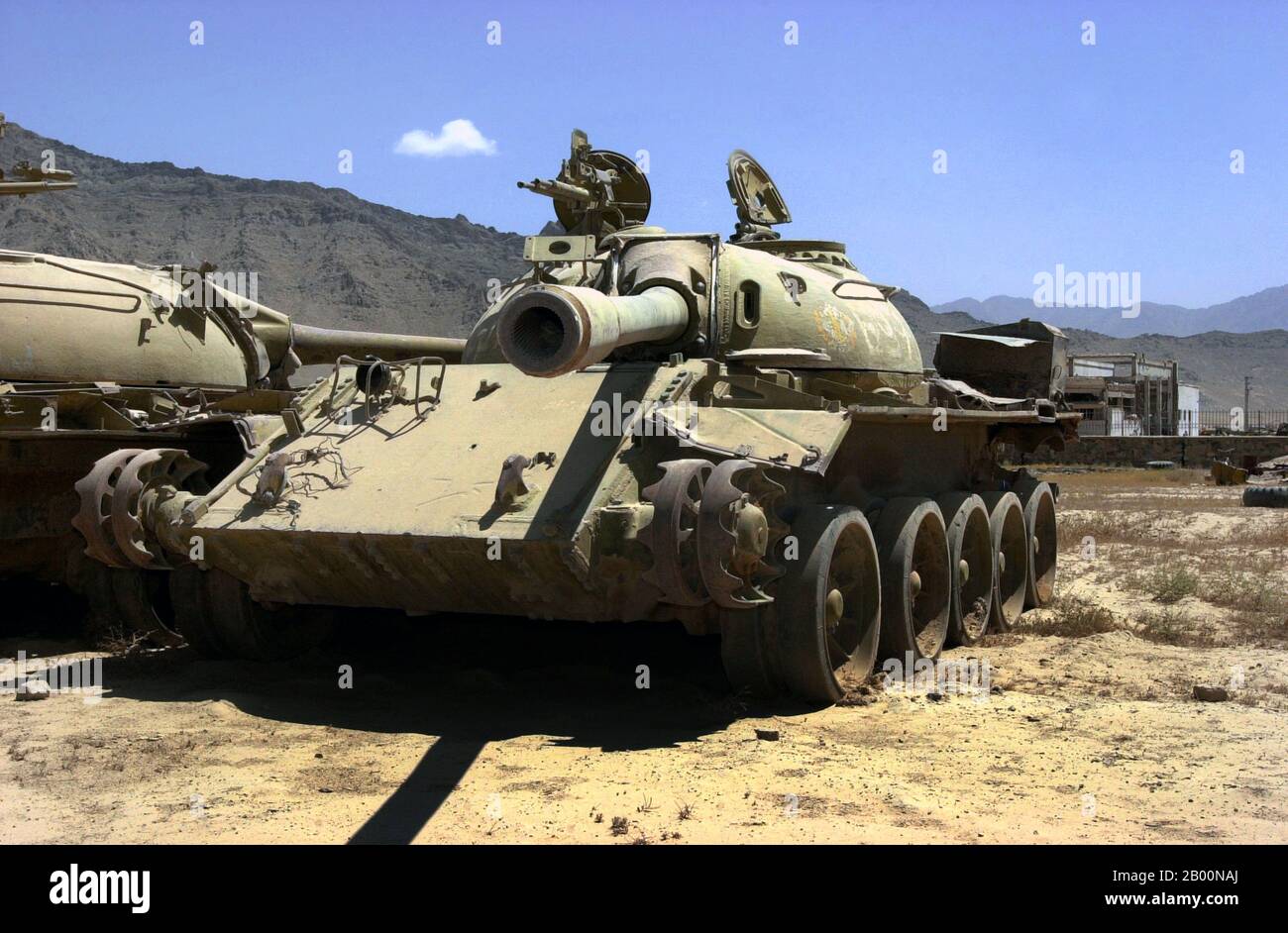 Afghanistan: Zwei sowjetische T-55 Hauptschlachtpanzer sitzen rostend auf einem Feld in der Nähe der Bagram Air Base, Afghanistan, c. 2002. Foto von Arlo K. Abrahamson. Der sowjetische Krieg in Afghanistan war ein neunjähriger Konflikt, an dem die Sowjetunion beteiligt war und die marxistische Regierung der Demokratischen Republik Afghanistan gegen die indigenen afghanischen Mudschaheddin und ausländische ‘arabisch-afghanische’ Freiwillige unterstützte. Die Mudschaheddin fanden andere Unterstützung von einer Vielzahl von Quellen einschließlich den Vereinigten Staaten, Saudi-Arabien, dem Vereinigten Königreich, Pakistan, Ägypten, China und anderen Nationen, die den Konflikt in einen Stellvertreterkrieg drehten. Stockfoto