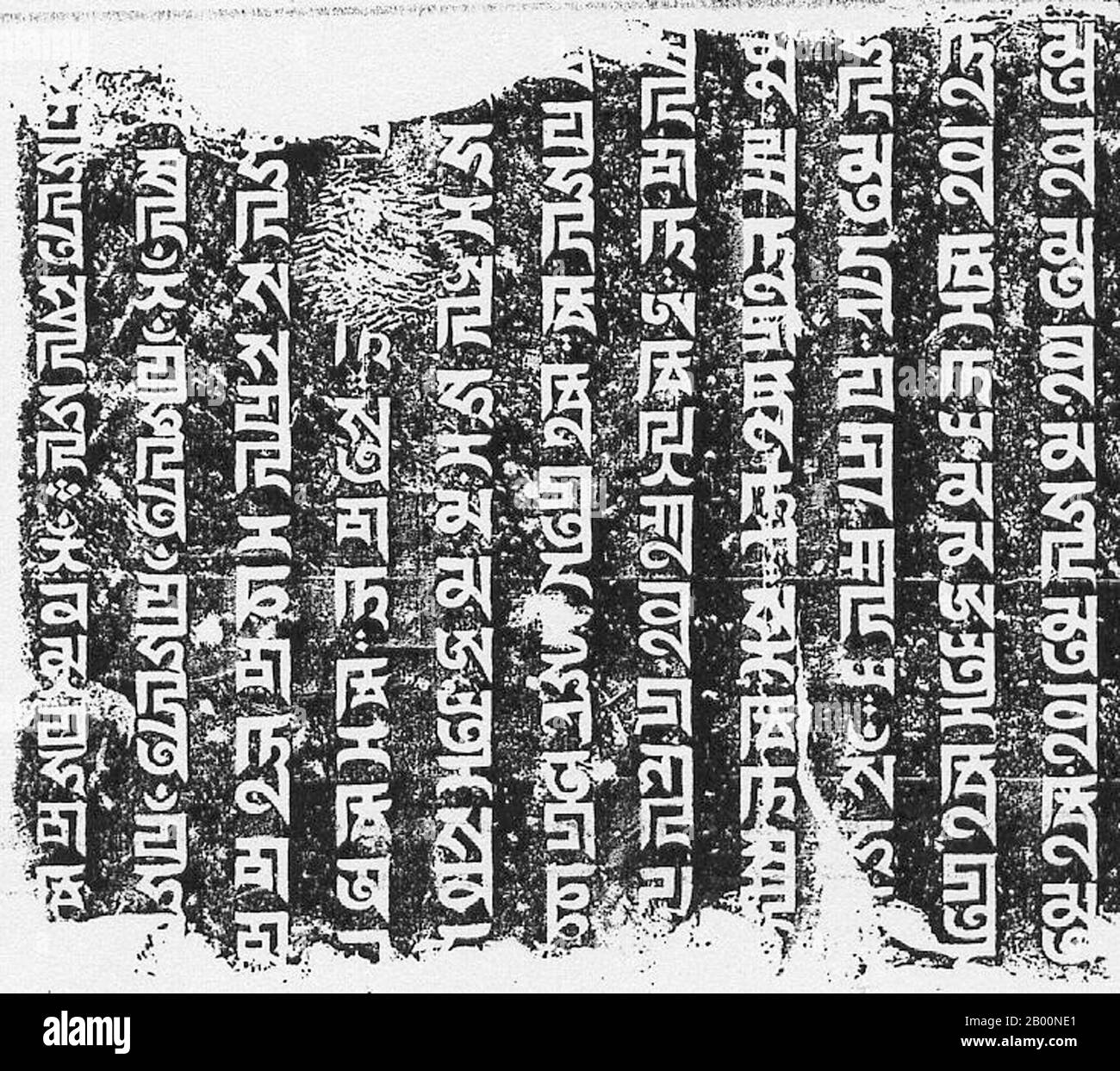 China / Tibet: Tibetische Schrift. 14. Jahrhundert u.Z., große Mauer, nordwestlich von Peking. Das tibetische Alphabet ist eine Abugida indischen Ursprungs, die verwendet wird, um die tibetische Sprache sowie die Dzongkha-Sprache, Denzongkha, Ladakhi-Sprache und manchmal die Balti-Sprache zu schreiben. Stockfoto