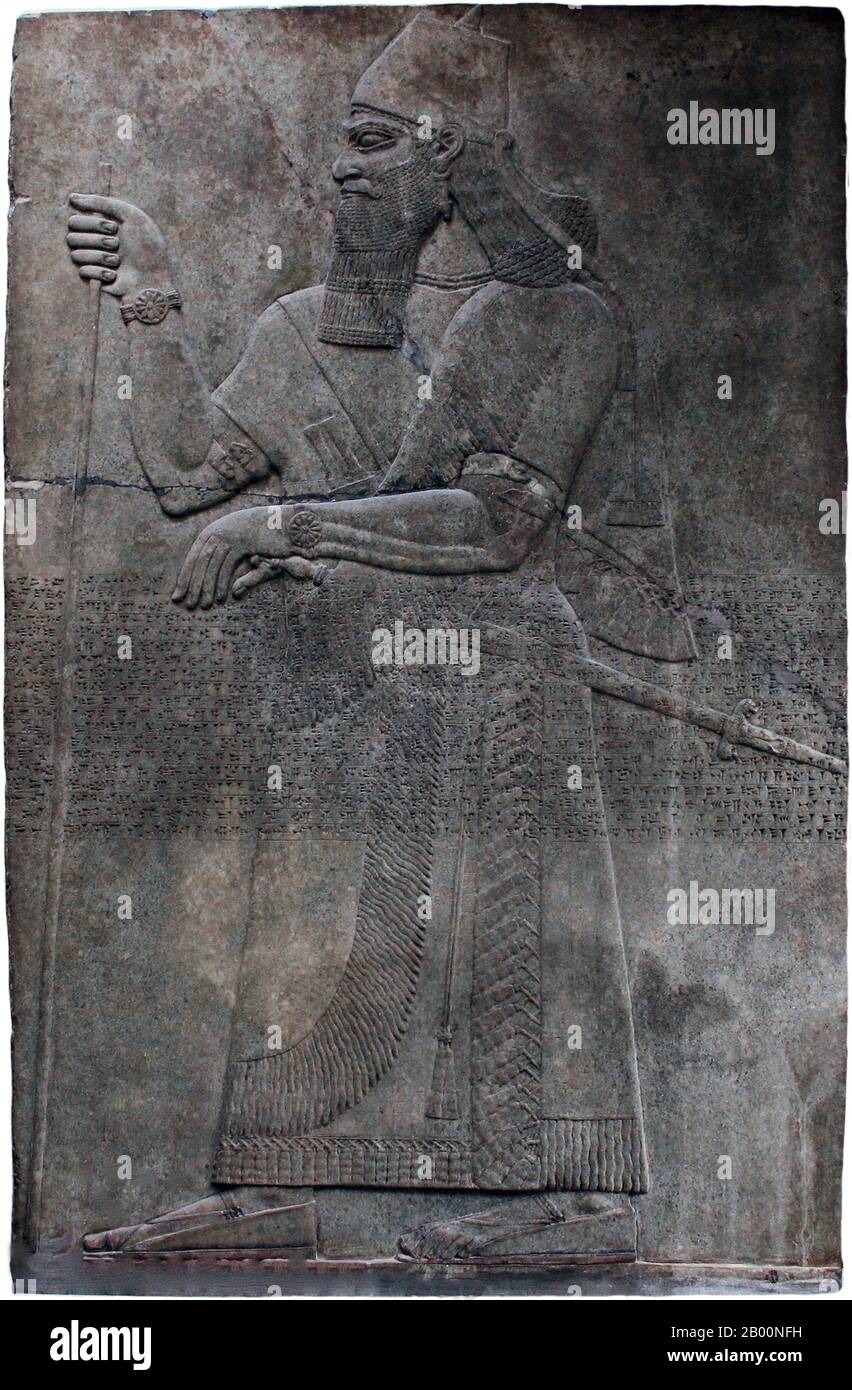 Irak: Steinstele von Ashurnasirpal II., König von Nimrud, 883–859 v. Chr. Der assyrische König Ashurnasirpal II. Regierte von 883–859 v. Chr. und baute eine neue Hauptstadt in Nimrud, südlich von Ninive am Fluss Tigris. In der Antike hieß die Stadt Kalḫu. Die Araber nannten die Stadt Nimrud nach dem biblischen Nimrod, einem legendären Jagdhelden. Die Stadt bedeckte eine Fläche von rund 16 Quadratmeilen. Ruinen der Stadt finden sich im heutigen Irak, etwa 30 km südöstlich von Mosul. Stockfoto