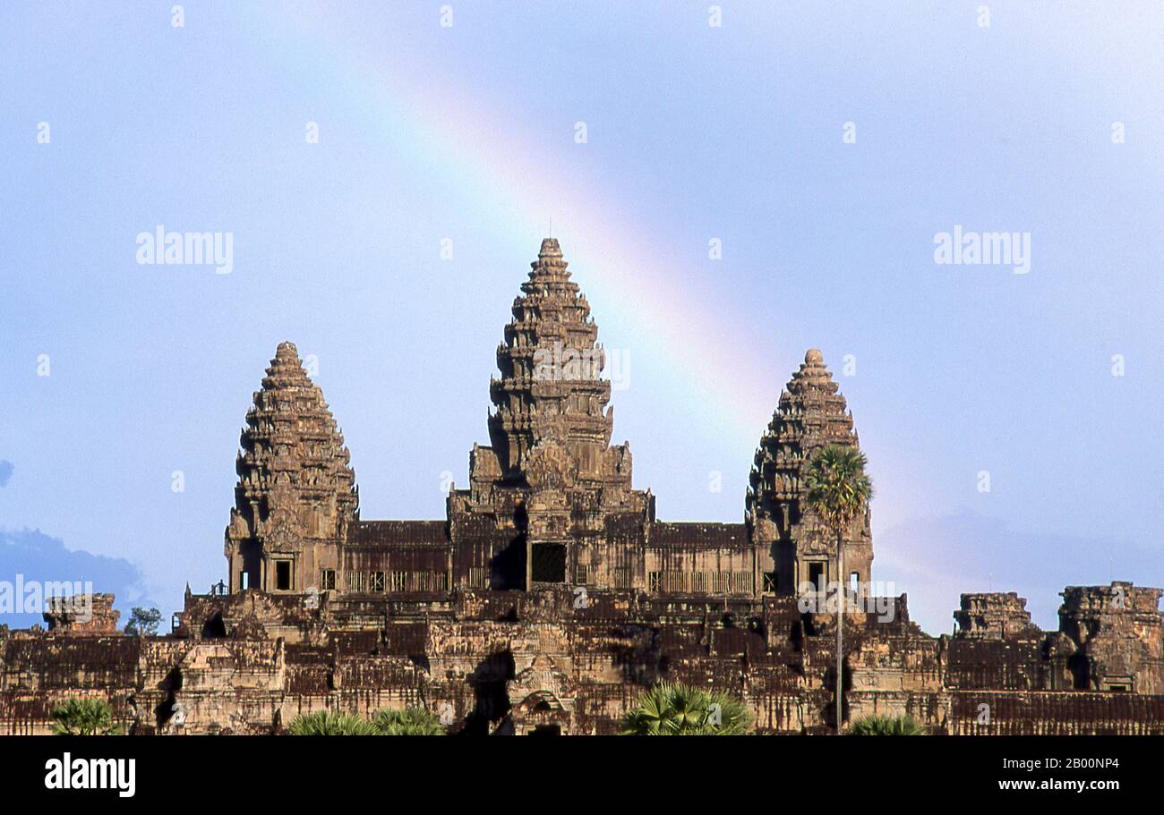 Kambodscha: Regenbogen über Angkor Wat. Angkor Wat wurde für König Suryavarman II. (Regierte 1113-50) im frühen 12. Jahrhundert als Staatstempel und Hauptstadt erbaut. Als besterhaltener Tempel am Standort Angkor ist er der einzige, der seit seiner Gründung ein bedeutendes religiöses Zentrum geblieben ist – zuerst Hindu, dem gott Vishnu gewidmet, dann Buddhist. Es ist das größte religiöse Gebäude der Welt. Der Tempel ist an der Spitze der hohen klassischen Stil der Khmer-Architektur. Es ist ein wichtiges Symbol von Kambodscha, erscheint auf seiner nationalen Flagge, und es ist die Hauptattraktion des Landes für Besucher. Stockfoto