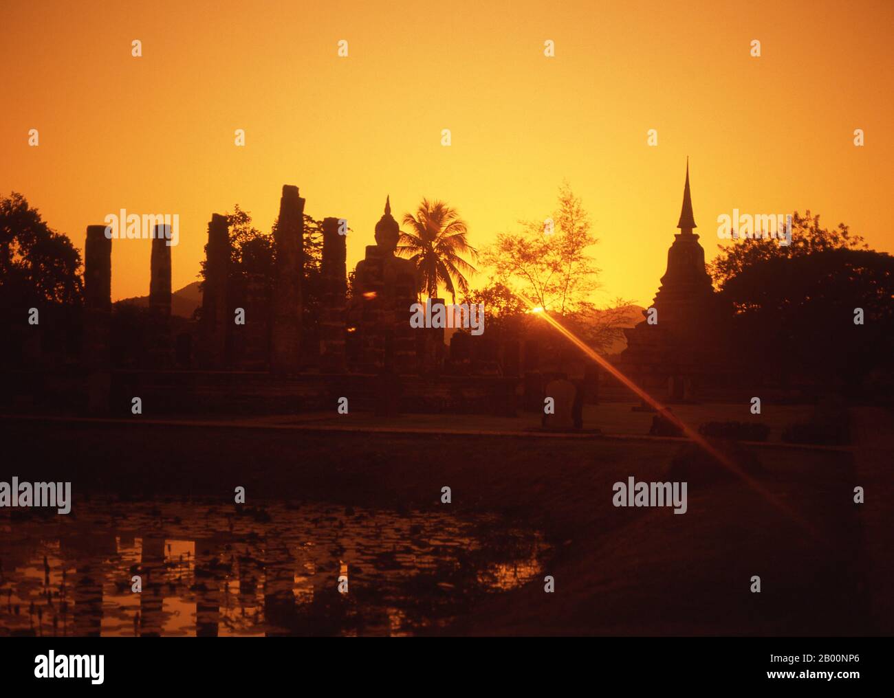 Thailand: Sonnenuntergang über Wat Mahathat, Sukhothai Historical Park. Wat Mahathat wurde im 13. Jahrhundert von König Intharathit (c. 1240-70) und im 14. Jahrhundert wieder aufgebaut. Es war das spirituelle Herz des Sukhothai-Reiches. Sukhothai, was wörtlich "Dawn of Happiness" bedeutet, war die Hauptstadt des Sukhothai-Königreichs und wurde 1238 gegründet. Es war die Hauptstadt des thailändischen Reiches für etwa 140 Jahre. Stockfoto