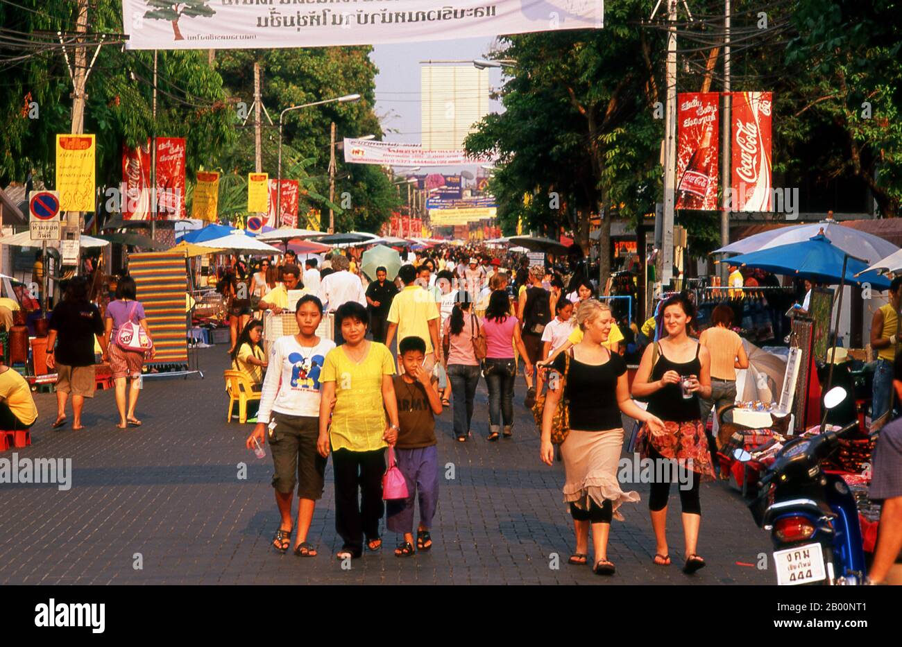 Thailand: Thais und Ausländer genießen Chiang Mai's Sunday Walking Street Market, Chiang Mai. Chiang Mai wird oft als Thailands ‘Rose des Nordens’ bezeichnet und ist die zweite Stadt des Landes und ein beliebtes Touristenziel vor allem wegen seiner bergigen Landschaft, bunten ethnischen Bergstämmen und ihrem Kunsthandwerk. 1296 von König Mengrai als Hauptstadt seines Lanna-Königreichs gegründet, wurde Chiang Mai 1767 von burmesischen Invasoren überrannt. Die Stadt wurde dann verlassen zwischen 1776 und 1791. Chiang Mai wurde offiziell Teil von Siam in 1774 durch eine Vereinbarung mit lokalen Prinz Chao Kavila. Stockfoto
