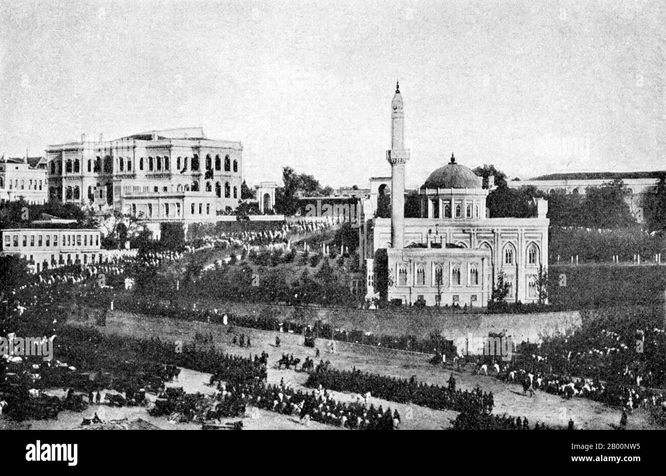 Türkei: Die Hamidiye Moschee im Bezirk Yildiz, Istanbul, Vlas Mikhailovich Doroshevich, c. 1900. Die Yıldız-Hamidiye-Moschee, auch Yıldız-Moschee genannt, ist eine osmanische kaiserliche Moschee, die sich im Stadtteil Yıldız Beşiktaş in Istanbul auf dem Weg zum Yıldız-Palast befindet. Die Moschee wurde vom osmanischen Sultan Abdul Hamid II. In Auftrag gegeben und zwischen 1884 und 1886 erbaut. Die Moschee wurde auf einem rechteckigen Grundriss gebaut und hat ein Minarett. Die Architektur der Moschee ist eine Kombination aus neugotischem Stil und klassischen osmanischen Motiven. Stockfoto