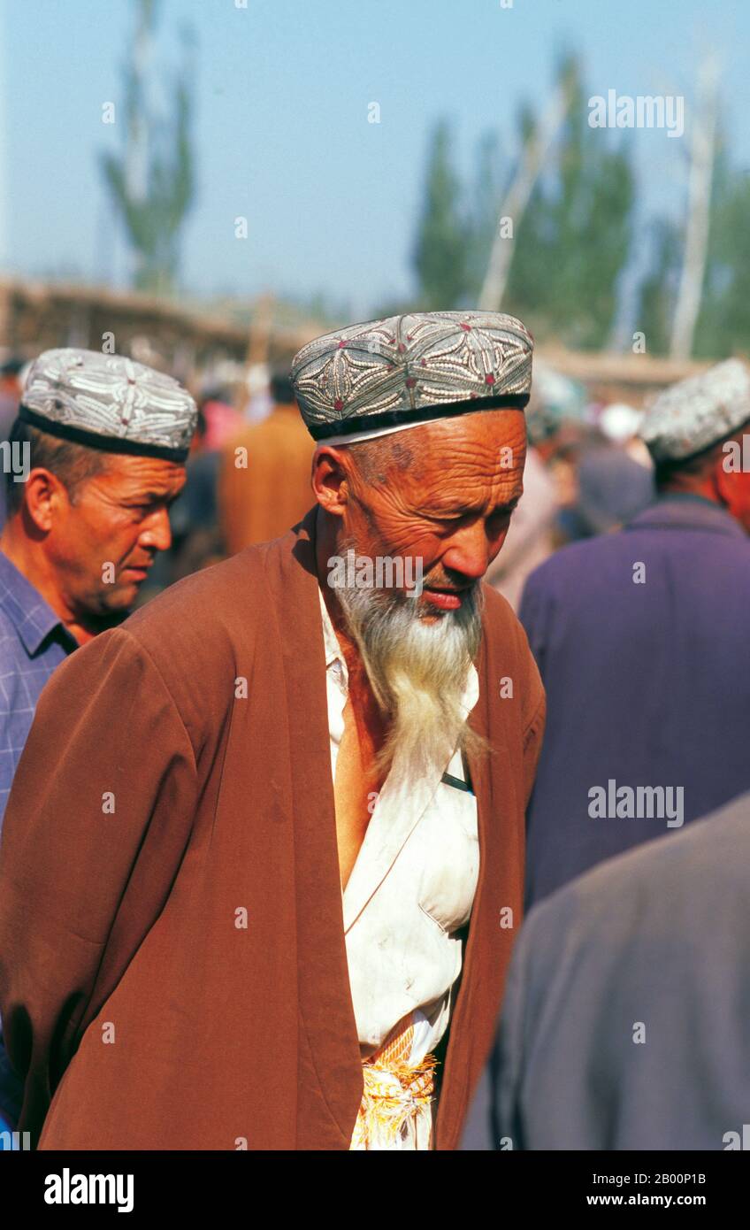 China: Älterer uigurischer Mann auf dem Sunday Livestock Market, Kashgar, Xinjiang. Die früheste Erwähnung Kashgars findet statt, als ein Gesandter der chinesischen Han-Dynastie (206 v. Chr. – 220 n. Chr.) die nördliche Seidenstraße bereiste, um Länder im Westen zu erkunden. Eine andere frühe Erwähnung von Kashgar ist während der ehemaligen Han (auch bekannt als die westliche Han-Dynastie), als im Jahre 76 v. Chr. die Chinesen die Xiongnu, Yutan (Khotan), Sulei (Kashgar) und eine Gruppe von Staaten im Tarimbecken fast bis zum Fuß des Tian Shan Gebirges eroberten. Stockfoto