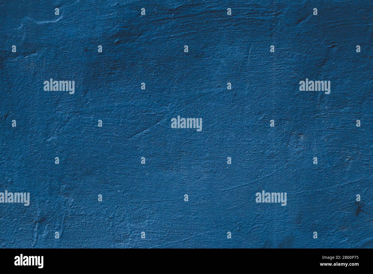 Verkratzte Betonwand. Blauer Grunge-Hintergrund, abstraktes Muster, natürlich bemalte Zementtextur, dunkle Steinvorlage Stockfoto