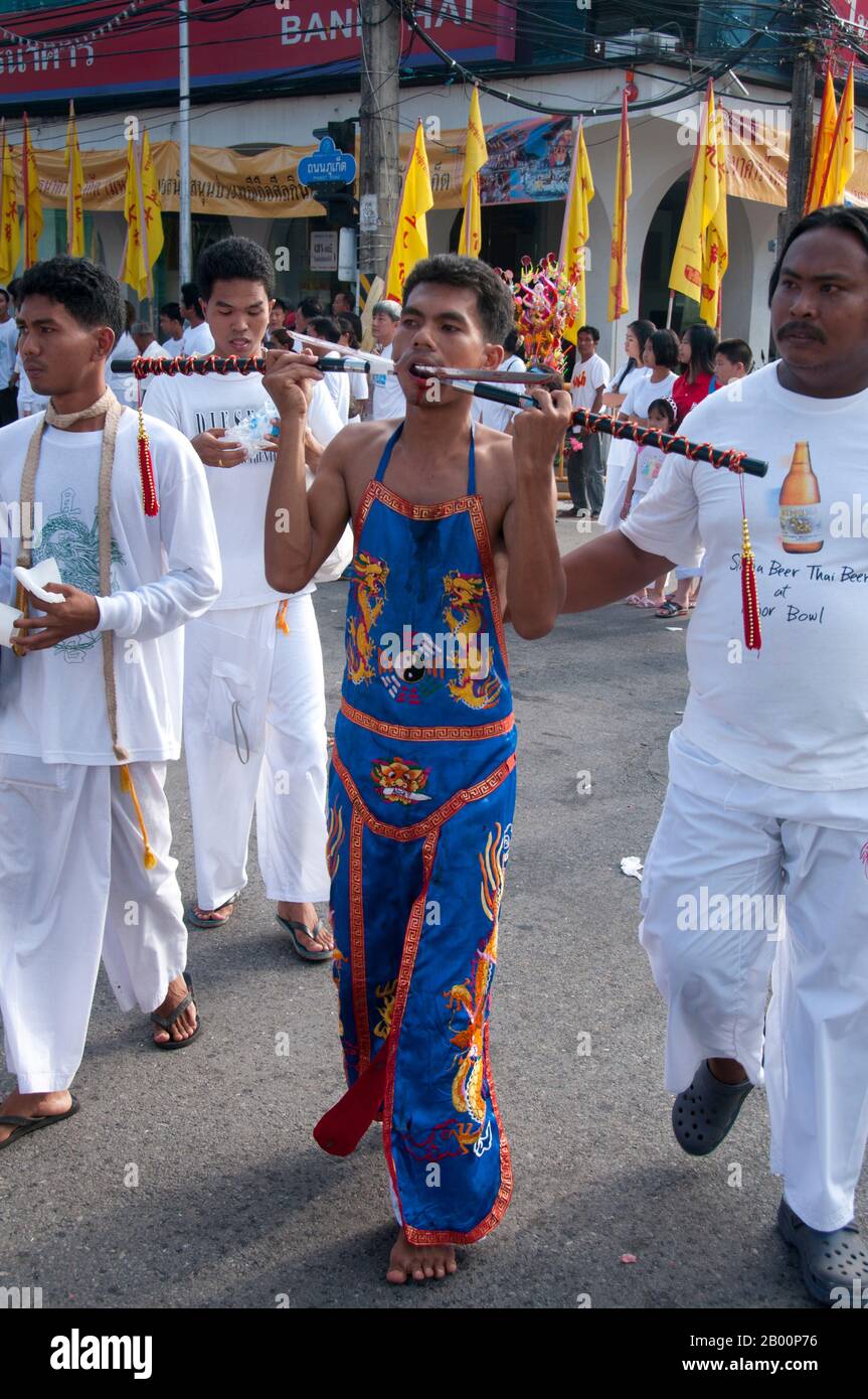 Thailand: Ein 'Ma Song' in der Parade der Anhänger, Phuket Town, Phuket Vegetarian Festival. Das Vegetarische Festival ist ein religiöses Festival, das jährlich auf der Insel Phuket im Süden Thailands stattfindet. Es zieht Massen von Zuschauern wegen vieler der ungewöhnlichen religiösen Rituale an, die durchgeführt werden. Viele religiöse Anhänger werden sich mit Schwertern niederschlagen, ihre Wangen mit scharfen Gegenständen durchbohren und andere schmerzhafte Handlungen begehen. Stockfoto