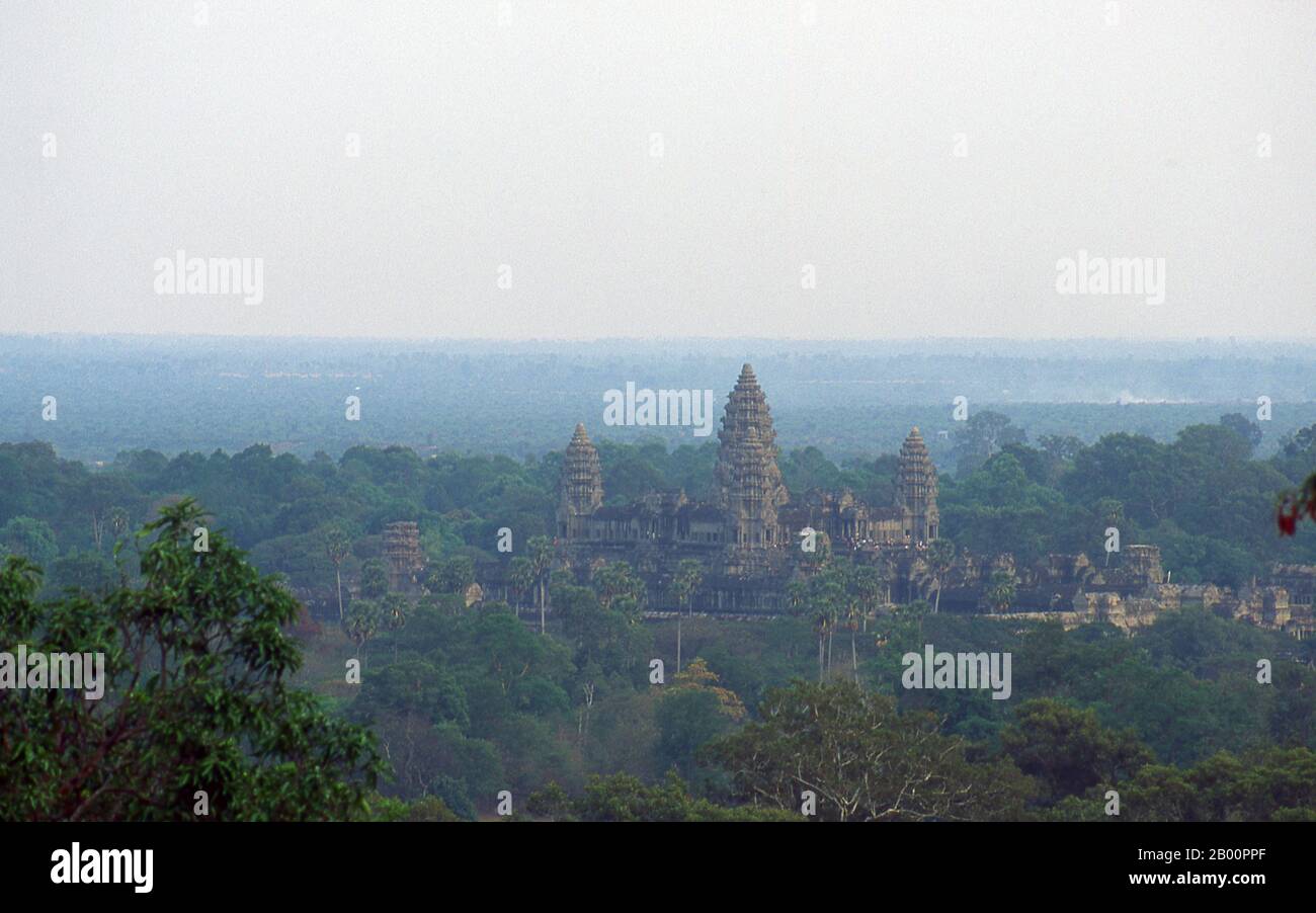 Kambodscha: Angkor Wat aus Phnom Bakheng. Angkor Wat wurde für König Suryavarman II. (Regierte 1113-50) im frühen 12. Jahrhundert als Staatstempel und Hauptstadt erbaut. Als besterhaltener Tempel am Standort Angkor ist er der einzige, der seit seiner Gründung ein bedeutendes religiöses Zentrum geblieben ist – zuerst Hindu, dem gott Vishnu gewidmet, dann Buddhist. Es ist das größte religiöse Gebäude der Welt. Der Tempel ist an der Spitze der hohen klassischen Stil der Khmer-Architektur. Es ist zu einem Symbol von Kambodscha geworden, das auf seiner Nationalflagge erscheint, und es ist die Top-Touristenattraktion des Landes. Stockfoto