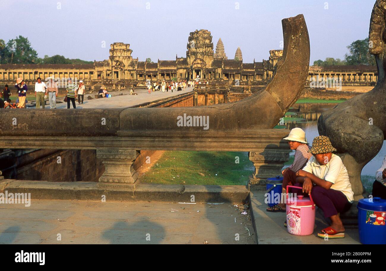 Kambodscha: Getränkehersteller am Ende des Damm, der nach Angkor Wat führt. Angkor Wat wurde für König Suryavarman II. (Regierte 1113-50) im frühen 12. Jahrhundert als Staatstempel und Hauptstadt erbaut. Als besterhaltener Tempel am Standort Angkor ist er der einzige, der seit seiner Gründung ein bedeutendes religiöses Zentrum geblieben ist – zuerst Hindu, dem gott Vishnu gewidmet, dann Buddhist. Es ist das größte religiöse Gebäude der Welt. Der Tempel ist an der Spitze der hohen klassischen Stil der Khmer-Architektur. Es ist zu einem Symbol Kambodschas geworden, das auf seiner Nationalflagge erscheint. Stockfoto