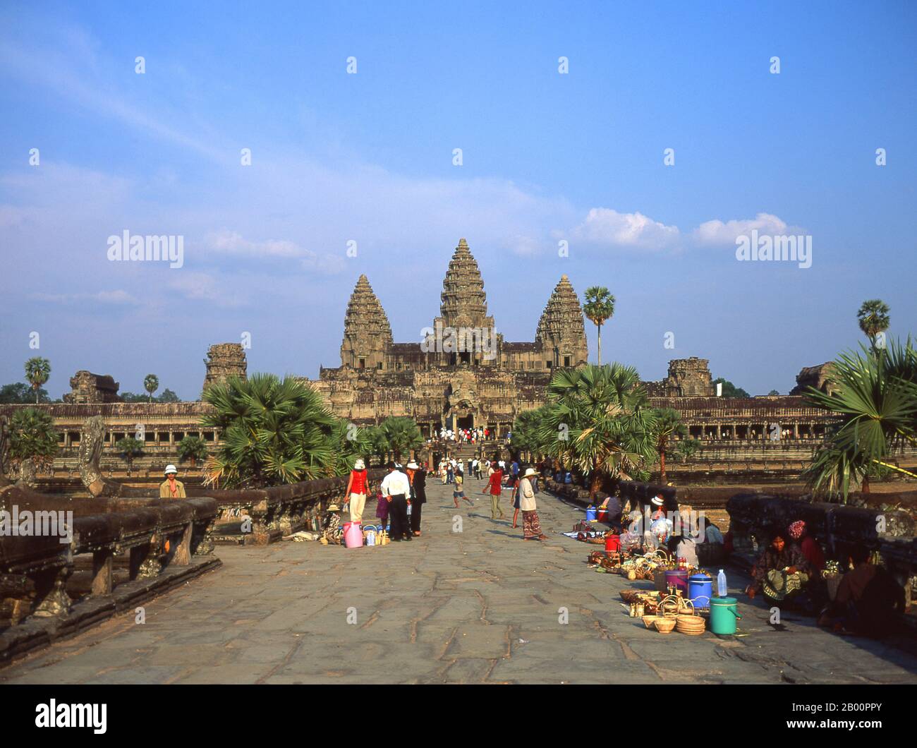 Angkor Wat wurde für König Suryavarman II. (Regierte 1113-50) im frühen 12. Jahrhundert als Staatstempel und Hauptstadt erbaut. Als besterhaltener Tempel am Standort Angkor ist er der einzige, der seit seiner Gründung ein bedeutendes religiöses Zentrum geblieben ist – zuerst Hindu, dem gott Vishnu gewidmet, dann Buddhist. Es ist das größte religiöse Gebäude der Welt. Der Tempel ist an der Spitze der hohen klassischen Stil der Khmer-Architektur. Es ist zu einem Symbol Kambodschas geworden, das auf seiner Nationalflagge erscheint, und es ist die Hauptattraktion des Landes. Stockfoto