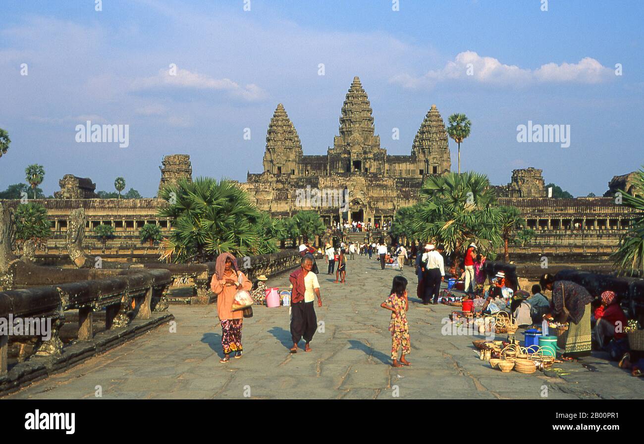 Kambodscha: Die westliche Annäherung an Angkor Wat. Angkor Wat wurde für König Suryavarman II. (Regierte 1113-50) im frühen 12. Jahrhundert als Staatstempel und Hauptstadt erbaut. Als besterhaltener Tempel am Standort Angkor ist er der einzige, der seit seiner Gründung ein bedeutendes religiöses Zentrum geblieben ist – zuerst Hindu, dem gott Vishnu gewidmet, dann Buddhist. Es ist das größte religiöse Gebäude der Welt. Der Tempel ist an der Spitze der hohen klassischen Stil der Khmer-Architektur. Es ist zu einem Symbol Kambodschas geworden, das auf seiner Nationalflagge erscheint, und es ist die Hauptattraktion des Landes. Stockfoto