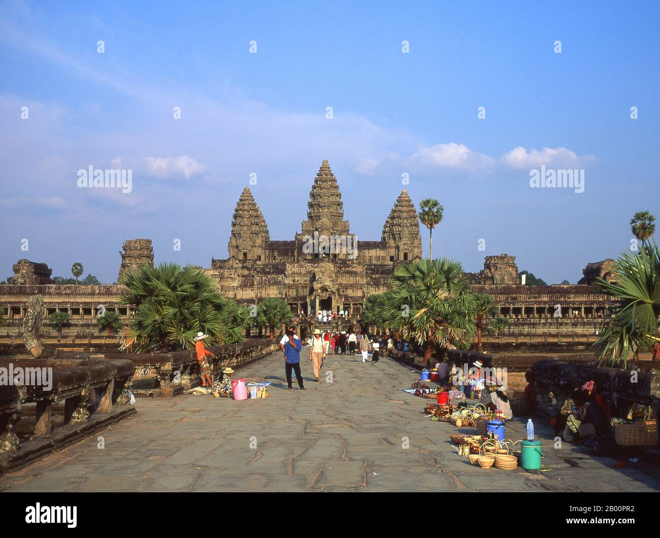 Angkor Wat wurde für König Suryavarman II. (Regierte 1113-50) im frühen 12. Jahrhundert als Staatstempel und Hauptstadt erbaut. Als besterhaltener Tempel am Standort Angkor ist er der einzige, der seit seiner Gründung ein bedeutendes religiöses Zentrum geblieben ist – zuerst Hindu, dem gott Vishnu gewidmet, dann Buddhist. Es ist das größte religiöse Gebäude der Welt. Der Tempel ist an der Spitze der hohen klassischen Stil der Khmer-Architektur. Es ist zu einem Symbol Kambodschas geworden, das auf seiner Nationalflagge erscheint, und es ist die Hauptattraktion des Landes. Stockfoto