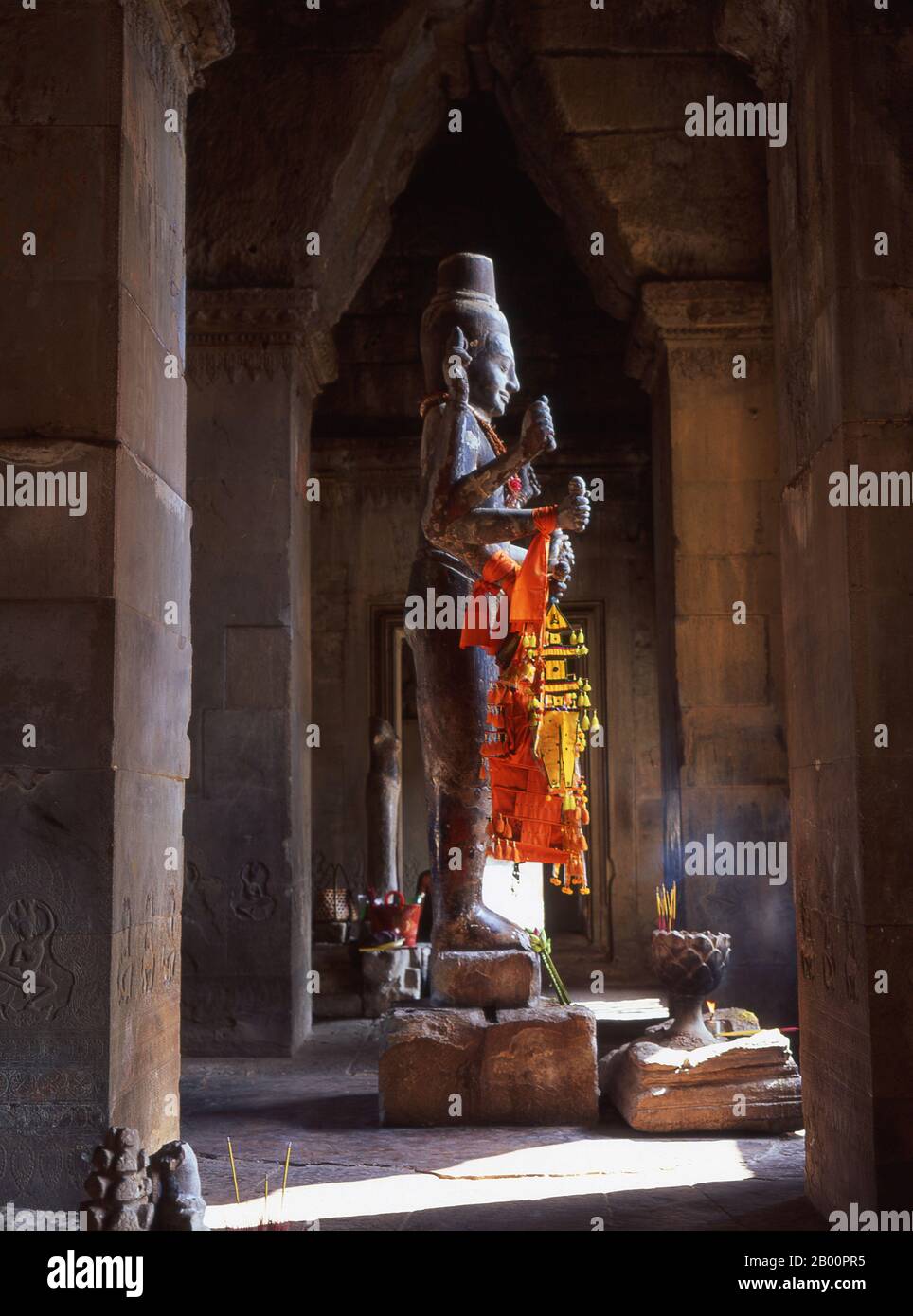 Kambodscha: Eine acht bewaffnete Vishnu Statue in Angkor Wat. Angkor Wat wurde für König Suryavarman II. (Regierte 1113-50) im frühen 12. Jahrhundert als Staatstempel und Hauptstadt erbaut. Als besterhaltener Tempel am Standort Angkor ist er der einzige, der seit seiner Gründung ein bedeutendes religiöses Zentrum geblieben ist – zuerst Hindu, dem gott Vishnu gewidmet, dann Buddhist. Es ist das größte religiöse Gebäude der Welt. Der Tempel ist an der Spitze der hohen klassischen Stil der Khmer-Architektur. Es ist zu einem Symbol Kambodschas geworden, das auf seiner Nationalflagge erscheint. Stockfoto