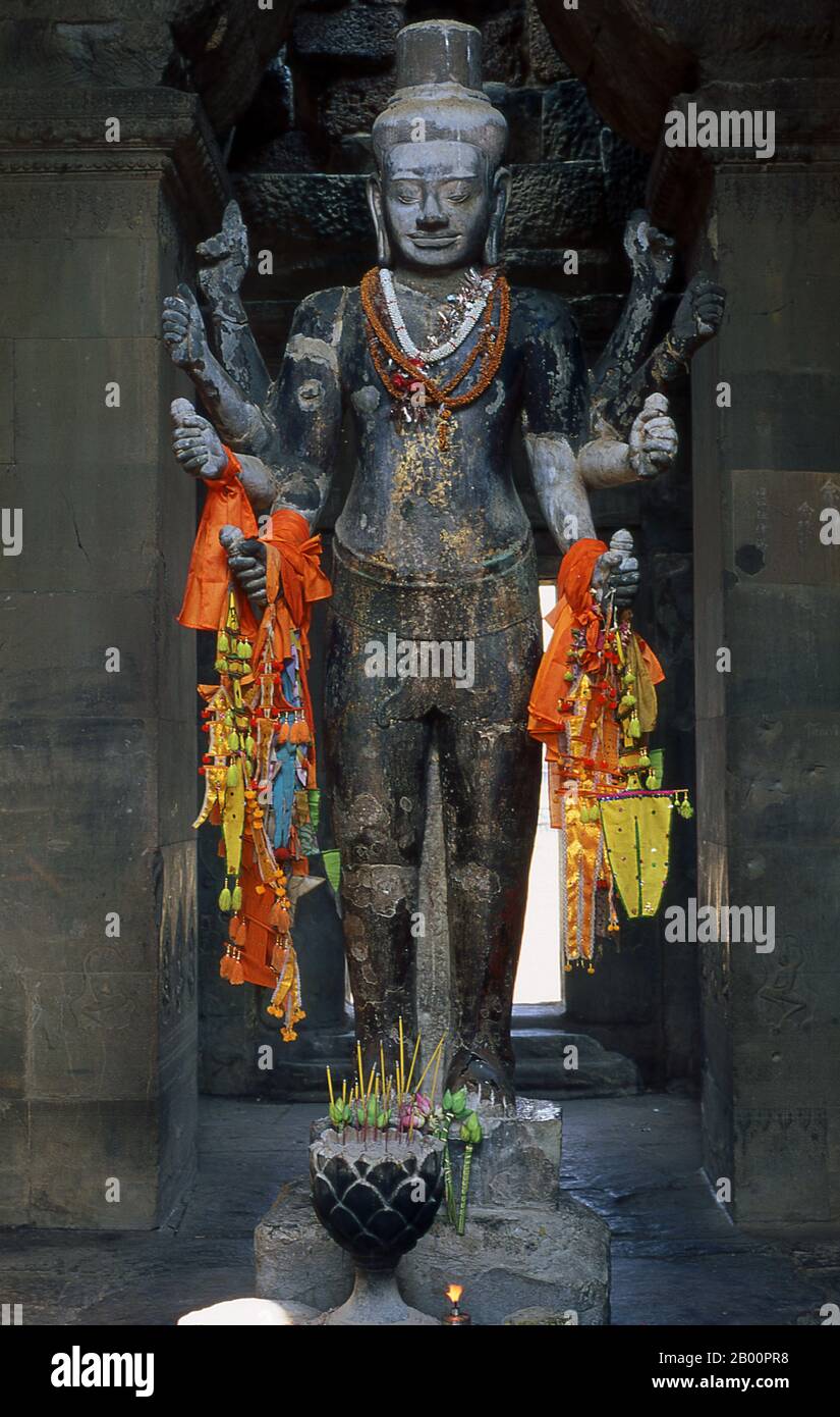 Kambodscha: Eine acht bewaffnete Vishnu Statue in Angkor Wat. Angkor Wat wurde für König Suryavarman II. (Regierte 1113-50) im frühen 12. Jahrhundert als Staatstempel und Hauptstadt erbaut. Als besterhaltener Tempel am Standort Angkor ist er der einzige, der seit seiner Gründung ein bedeutendes religiöses Zentrum geblieben ist – zuerst Hindu, dem gott Vishnu gewidmet, dann Buddhist. Es ist das größte religiöse Gebäude der Welt. Der Tempel ist an der Spitze der hohen klassischen Stil der Khmer-Architektur. Es ist zu einem Symbol Kambodschas geworden, das auf seiner Nationalflagge erscheint. Stockfoto