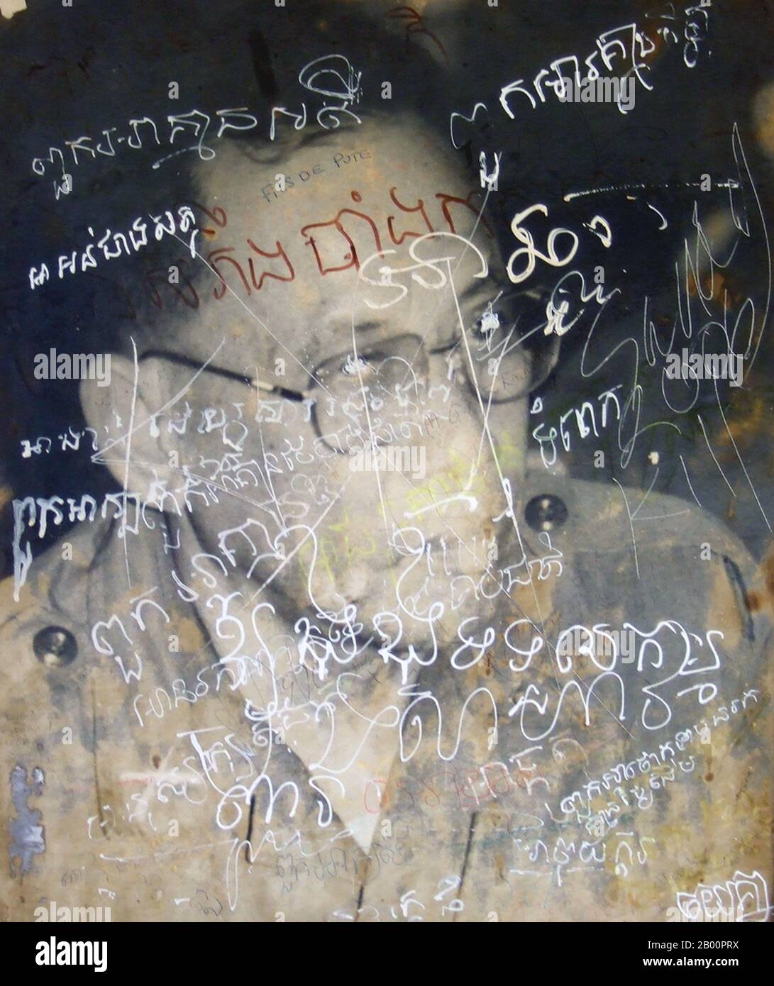 Kambodscha: Ein Foto des Führers der Roten Khmer Ke Pauk (1934-2002), entstellt durch Khmer-Graffiti. KE Pauk, einst "Bruder Nummer 13", war Sekretär der Nordzone und Mitglied des Ständigen Komitees des Khmer Rouge Zentralkomitees (Parteizentrum) während seiner Zeit der Macht (1975-1979). Er starb, offenbar aus natürlichen Gründen, in Anlong Veng in 2002. Stockfoto