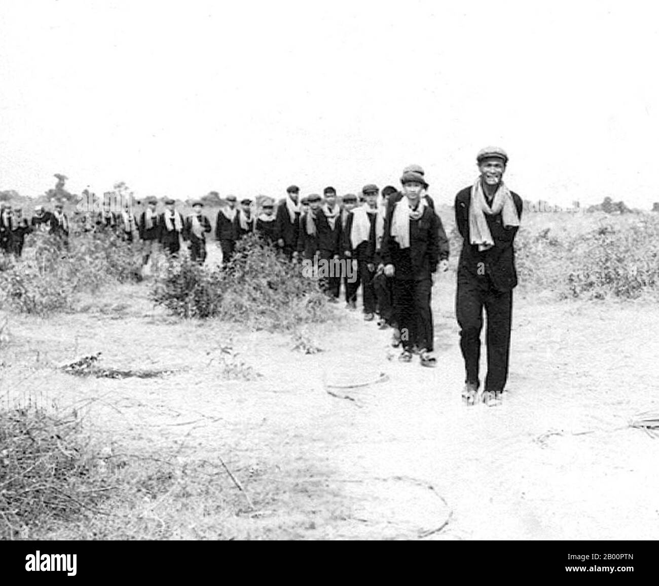Kambodscha: Tuol Sleng (S 21) Gefängnis: MAM Nay, Senior Khmer Rouge Verhörerin in Tuol Sleng, leitet eine Akte von Khmer Rouge Kadern. MAM Nay, eine große, dünne, taschengesichtige ehemalige Wissenschaftslehrerin, war Nr. 2 in Tuol Sleng (S 21) und überwachte zusammen mit Duch die Folter, das Verhör und die Hinrichtung von mehr als 15,000 Kambodschanern, die sie und Pol Pot der Anti-Khmer Rouge Dissidenz verdächtigten. Nach dem Krieg wurde Mam Nay Polizeibeamter im Nordwesten Kambodschas. Stockfoto