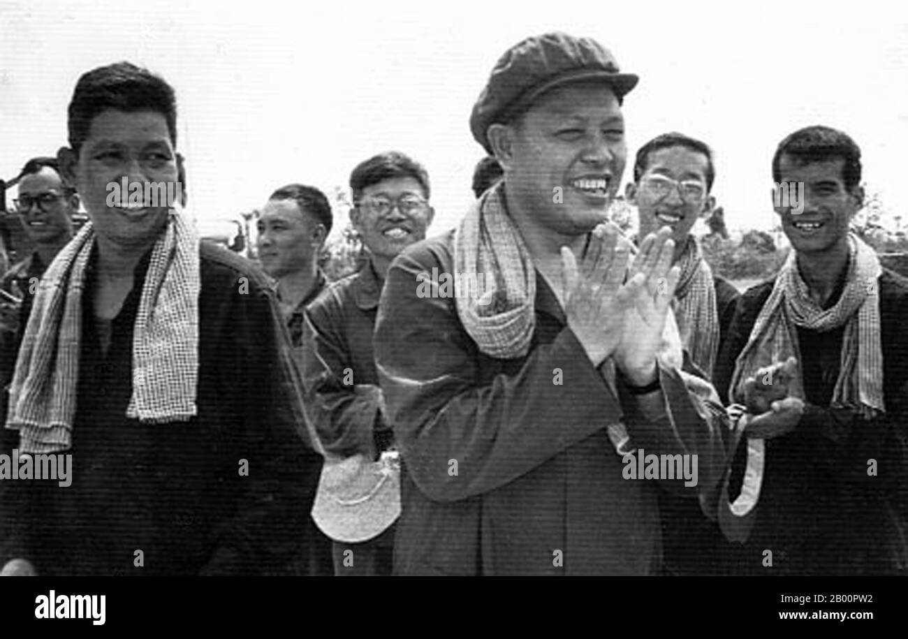 Kambodscha: Ieng Sary, Khmer Rouge 'Bruder Nr. 3', mit hochrangigen Kadern außerhalb Phnom Penh während der Demokratischen Periode, 1975-79. Zu Ieng Sarys Linken ist vorn Vet, stellvertretender Ministerpräsident für Wirtschaft, hingerichtet in Tuol Sleng im Jahr 1978. Ieng Sary, Khmer Rouge 'Bruder Nr. 3', wurde 1924 in der Provinz Tra Vinh in Vietnam als Kim Trang geboren. Von 1975 bis 1979 war er stellvertretender Ministerpräsident und Außenminister des Demokratischen Kampuchea und bekleidete bis zu seinem Abtrünnigen im Jahr 1996 mehrere Führungspositionen in den Roten Khmer. Er ist mit Ieng Thirith, dem ehemaligen Minister für soziale Angelegenheiten der Roten Khmer, verheiratet. Stockfoto