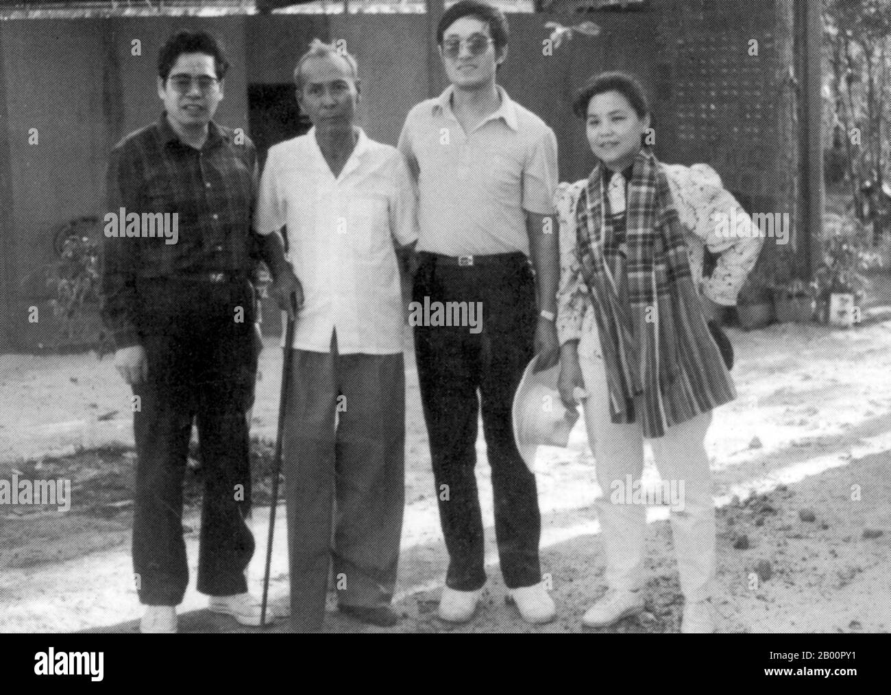 Kambodscha: TA Mok (1924-2006), hochrangiger Militärkommandant der Roten Khmer, mit chinesischen Beratern. Zu dieser Zeit hatte Mok ein Bein zu einer Landminenexplosion verloren. Khmer Rouge Führung: Kambodscha: TA Mok war der Nom de Guerre von Chhit Choeun (1924. – 21. Juli 2006). Militärkommandant der Streitkräfte der Demokratischen Kampuchea (Khmer Rouge), er war auch (von seinen Feinden) als "der Schlächter" bekannt. Stockfoto