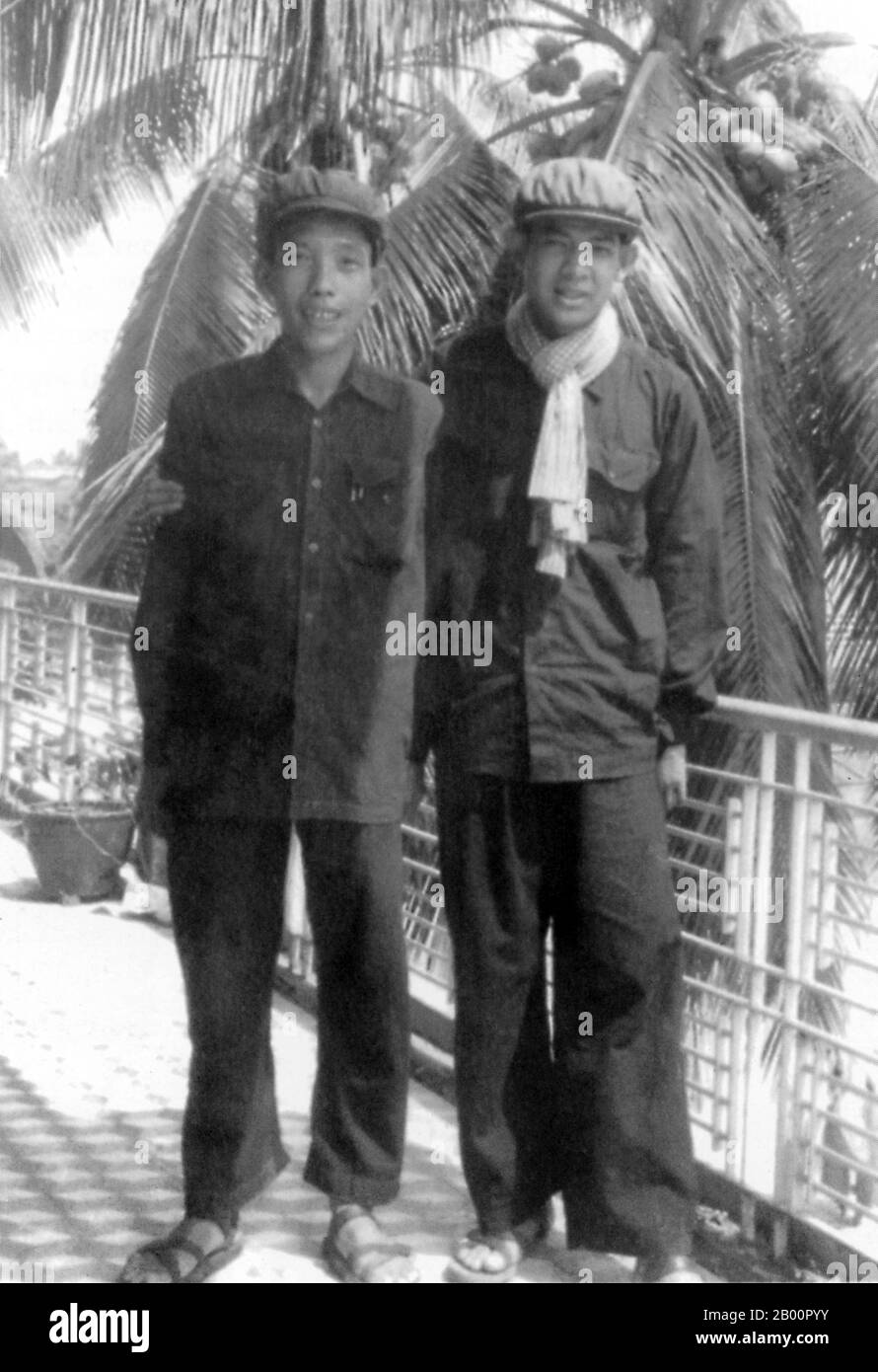 Kambodscha: Kang Kek IEW (Genosse Duch) links, mit seinem Boten, ca. 1977-78. Kang Kek IEW oder Kaing Kek Iev, Kaing Guek EAV (Genosse Duch oder Deuch), ein Sino-Khmer mit dem chinesischen Namen Hang Pin, wurde am 17. November 1942 im Dorf Choyaot, Kampong Chen, Provinz Kampong Thom, geboren. Er ist am besten dafür bekannt, den Sonderzweig der Roten Khmer (Santebal) zu führen und das berüchtigte Tuol Sleng (S-21) Gefangenenlager in Phnom Penh zu führen. Er war der erste Führer der Roten Khmer, der von den Sonderkammern in den Gerichten Kambodschas wegen der Verbrechen des Regimes angeklagt und verurteilt wurde. Stockfoto