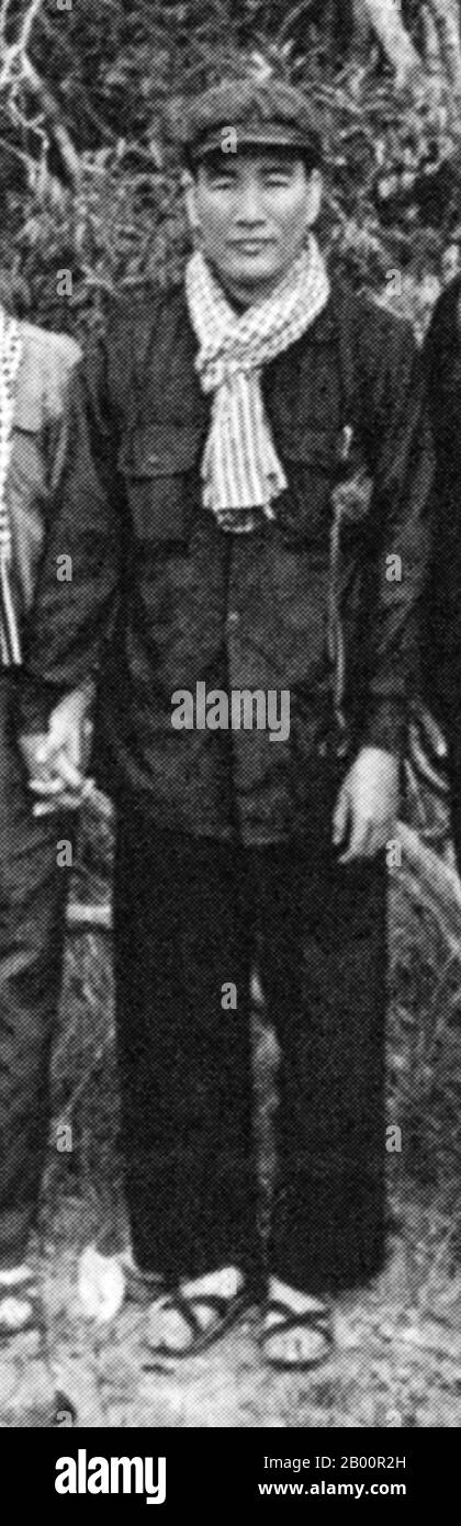 Kambodscha: HU Nim (alt. Hou Nim) in der "befreiten Zone" der Roten Khmer, 1973. HU Nim, alias Phoas (1930/1932-1977) war ein kambodschanischer kommunistischer Intellektueller und Politiker, der eine Reihe von Ministerposten innehatte. Seine lange politische Karriere beinhaltete Verhaftungen mit dem Sangkum-Regime von Prinz Norodom Sihanouk, dem kommunistischen Guerillawiderstand, der GRUNK-Koalitionsregierung im Exil und der Verwaltung der Kommunistischen Partei Kampuchea (Khmer Rouge). HU Nim hatte einen Ruf als hochunabhängiges und freimütiges Mitglied und wurde 1977 in Tuol Sleng während einer Parteispülung hingerichtet. Stockfoto