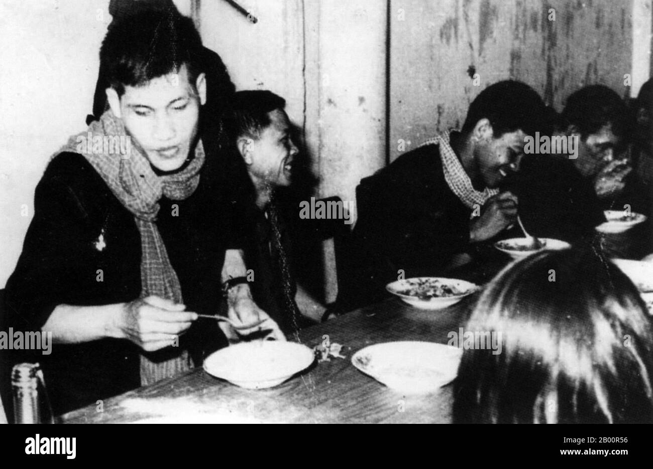 Kambodscha: Khmer Rouge Gefängnispersonal, das gemeinschaftlich isst, Tuol Sleng (S 21) Gefängnis. Das Tuol Sleng Genozid Museum ist ein Museum in Phnom Penh, der Hauptstadt Kambodschas. Der Ort ist eine ehemalige High School, die als berüchtigtes Sicherheitsgefängnis 21 (S-21) von der Khmer Rouge kommunistischen Regime von seinem Aufstieg an die Macht im Jahr 1975 bis zu seinem Fall im Jahr 1979 verwendet wurde. Tuol Sleng bedeutet 'Hügel der giftigen Bäume' oder 'Strychnine Hügel'. Stockfoto