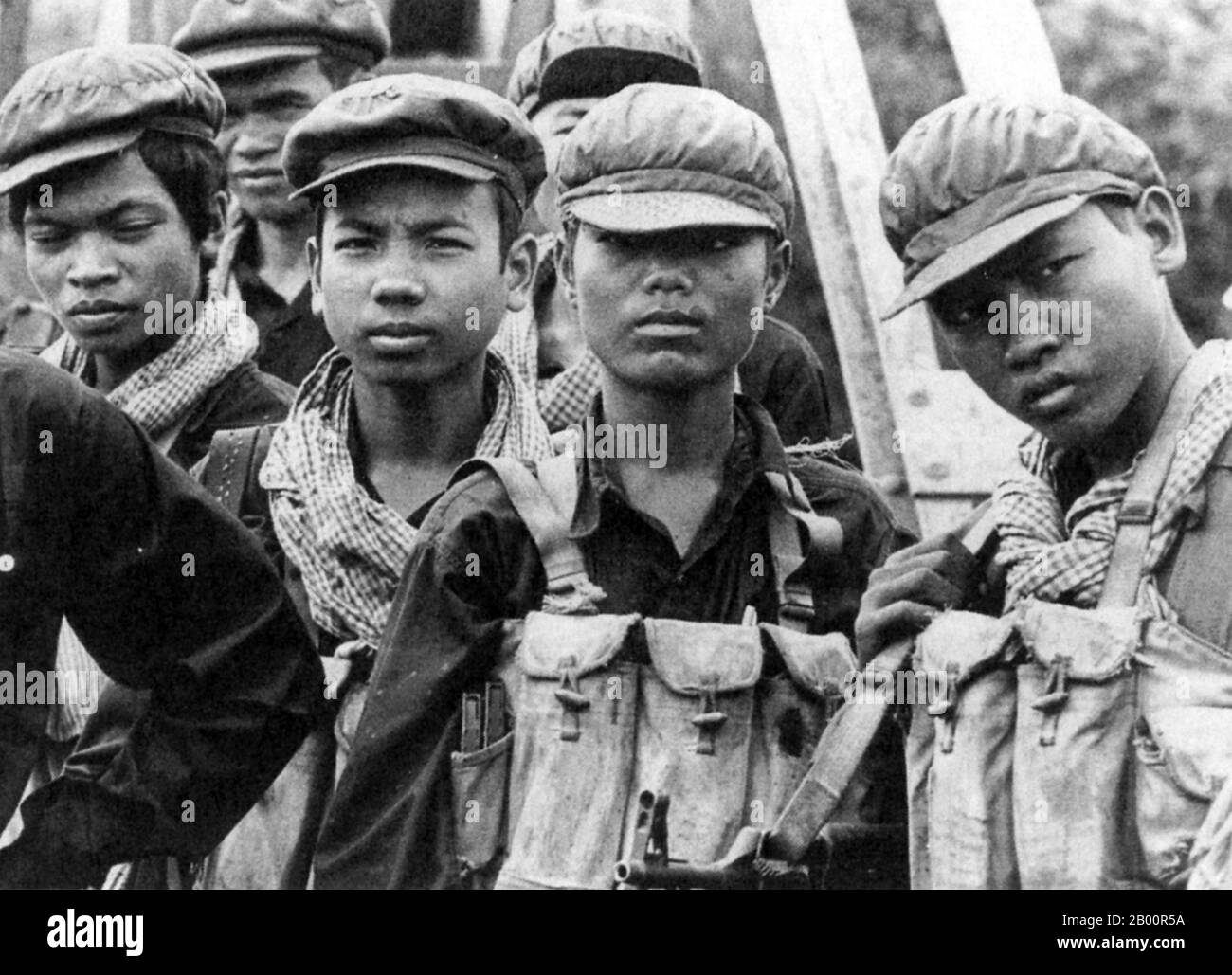 Kambodscha: Khmer Rouge Soldiers, 1975. Die Khmer Rouge, oder Kommunistische Partei von Kampuchea, regierte Kambodscha von 1975 bis 1979, angeführt von Pol Pot, Nuon Chea, Ieng Sary, Son Sen und Khieu Samphan. Es ist in erster Linie für seine Brutalität und Politik der Social Engineering, die in Millionen von Todesfällen geführt erinnert. Ihre Versuche zur Agrarreform führten zu einer weit verbreiteten Hungersnot, während ihr Beharren auf absoluter Selbstversorgung, auch bei der Versorgung mit Medikamenten, zum Tod von Tausenden an behandelbaren Krankheiten (wie Malaria) führte. Stockfoto