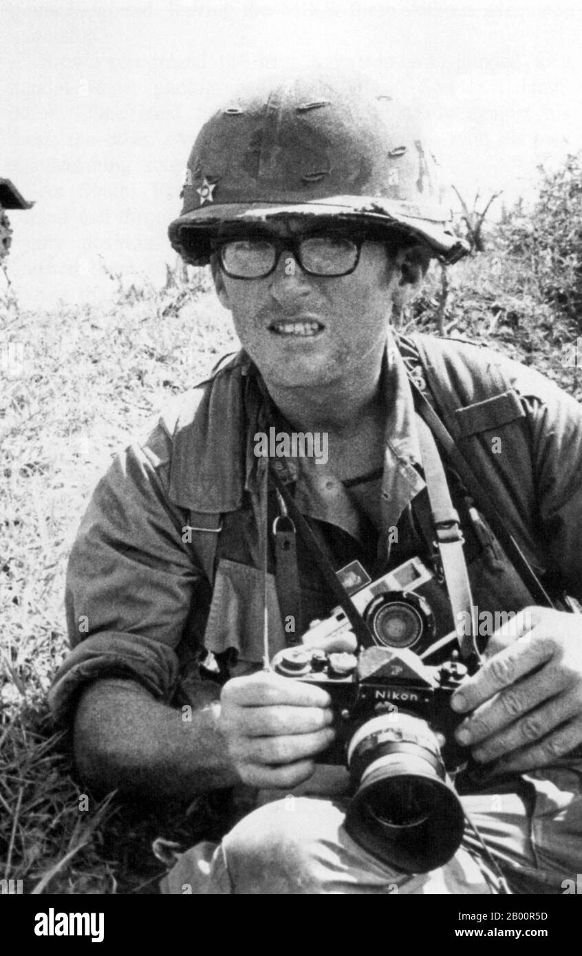 Kambodscha: Dana Stone, US-Fotojournalistin, die im April 1970 von den Roten Khmer getötet wurde. Dana Stone (1939 - vermutlich getötet 1971, im Alter von 32) war ein US-Fotojournalist, der am besten für seine Arbeit für CBS während des Vietnamkrieges bekannt war. Am 6. April 1970 wurden Sean Flynn und Dana Stone (im Auftrag des Time Magazine bzw. CBS News) auf einer Straßensperre auf dem Highway 1 von kommunistischen Guerillas gefangen genommen, während sie mit dem Motorrad in Kambodscha unterwegs waren. Sie wurden nie wieder gehört und ihre Überreste wurden nie gefunden. Der Konsens ist, dass sie beide im Juni 1971 von Khmer Rouge getötet wurden. Stockfoto