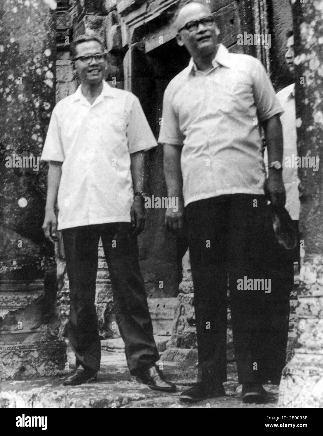 Kambodscha: Son Sen (1930–1997), Verteidigungsminister des Demokratischen Kampuchea, mit nicht identifizierten ausländischen Besuchern in Angkor, ca. 1976-77. Son Sen (12. Juni 1930 – 10. Juni 1997), Mitglied des Zentralkomitees der Kommunistischen Partei Kampuchea, auch bekannt als Khmer Rouge, von 1974 bis 1992 beaufsichtigte Sen den Sicherheitsapparat der Partei, einschließlich der Santebal-Geheimpolizei und des berüchtigten Sicherheitsgefängnisses S-21 in Tuol Sleng. Zusammen mit dem Rest seiner Familie wurde er auf Befehl von Pol Pot während einer Spaltung der Khmer Rouge 1997 in Anlong Veng getötet. Stockfoto