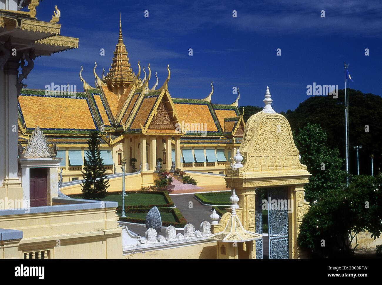 Kambodscha: Prasat Khemarin (Khemarin Palast) die private Residenz des Königs, Königspalast und Silberpagode, Phnom Penh. Der Königspalast (Preah Barum Reacha Veang Nei Preah Reacheanachak Kampuchea) und die Silberpagode in Phnom Penh ist ein Gebäudekomplex, der als königliche Residenz des Königs von Kambodscha dient. Sein vollständiger Name in der Khmer-Sprache ist Preah BAROM Reachea Veang Chaktomuk. Die Könige von Kambodscha haben es besetzt, seit es in den 1860er Jahren gebaut wurde, mit einer Zeit der Abwesenheit, als das Land in Aufruhr während und nach der Herrschaft der Roten Khmer kam. Stockfoto